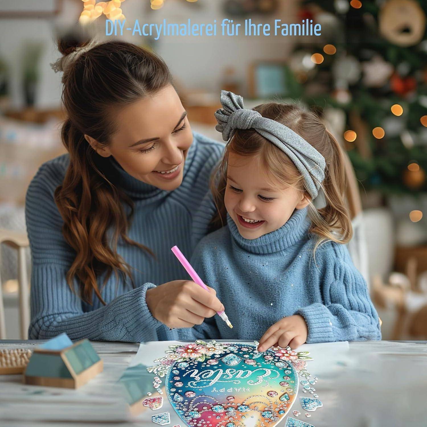 Mutter und Tochter in blauen Pullovern malen ein dekoratives Acrylherz-Kunsthandwerk an einem Tisch, mit dem Text „DIY-Acrylmalerei für Ihre Familie
