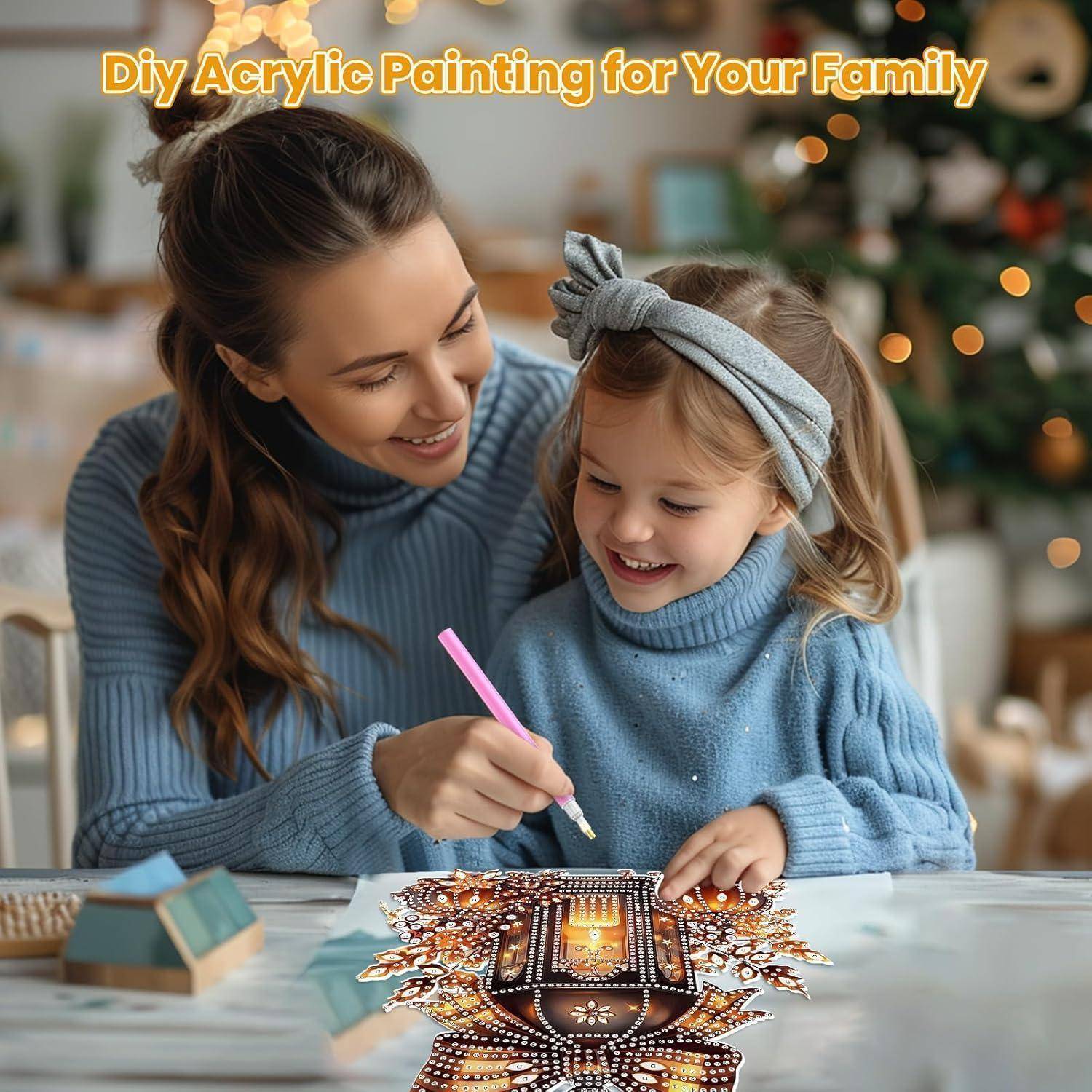 Mutter und Tochter malen gemeinsam ein feiertagsthematisches Acrylhandwerk an einem Tisch, mit dem Text „DIY-Acrylmalerei für Ihre Familie" oben.