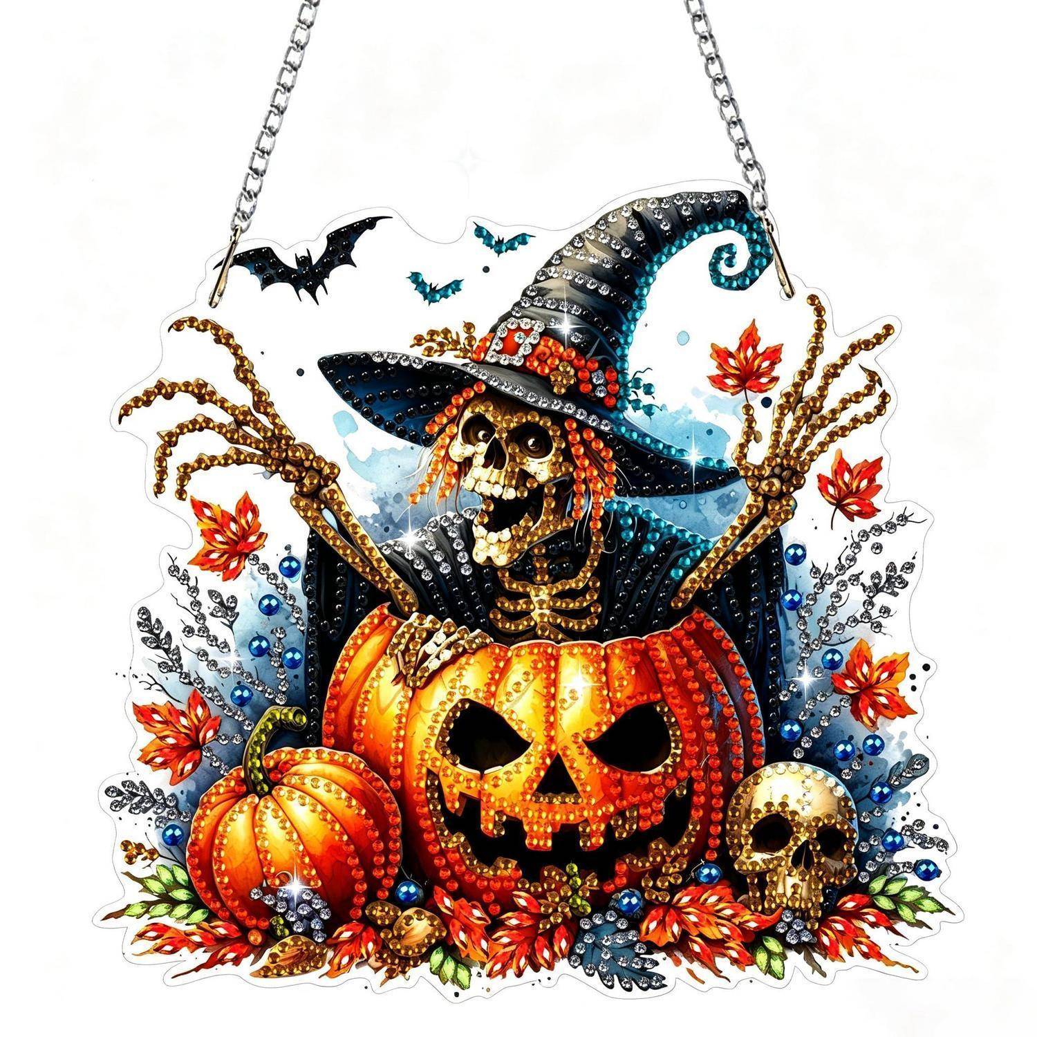 Halloween-Hängdekoration mit einem Skelett in einem Hexenhut hinter leuchtenden Kürbislaternen, Kürbissen, Schädeln, Fledermäusen und Herbstblättern.