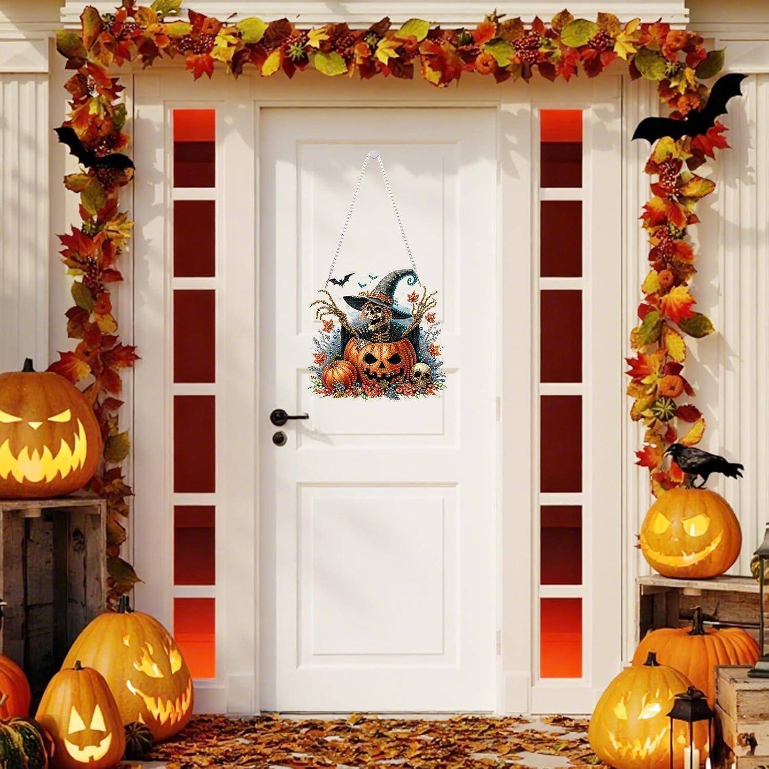 Dekorierte Haustür mit Halloween-Dekoration: Herbstgirlande, geschnitzte Kürbisse, schwarze Fledermäuse, Laternen und ein Hexen-Kürbis-Kranz an der weißen Tür.