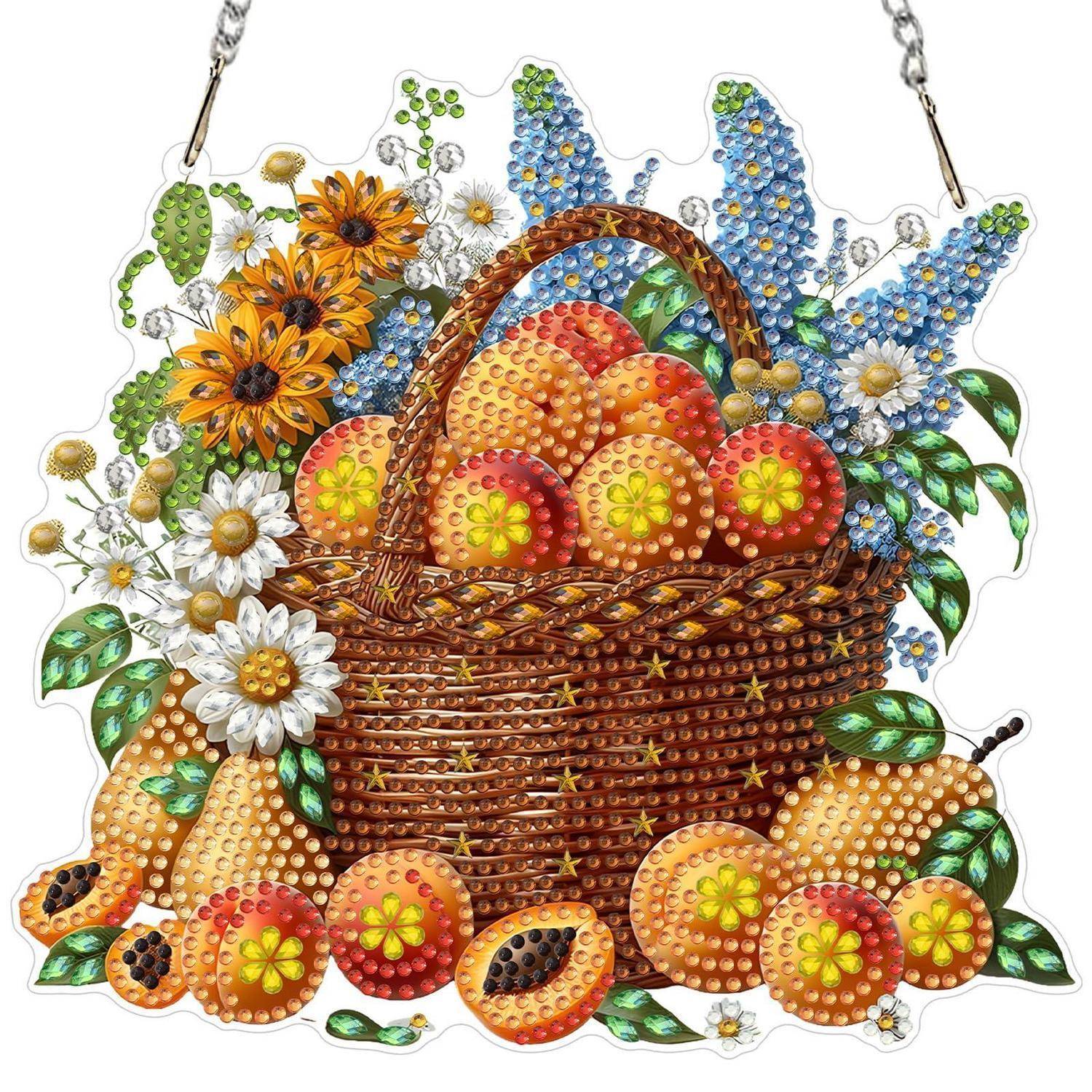 Ein perlenbesetzter hängender Korb gefüllt mit Orangen und Blumen, mit Gänseblümchen, Sonnenblumen und blauen Blüten rundherum.