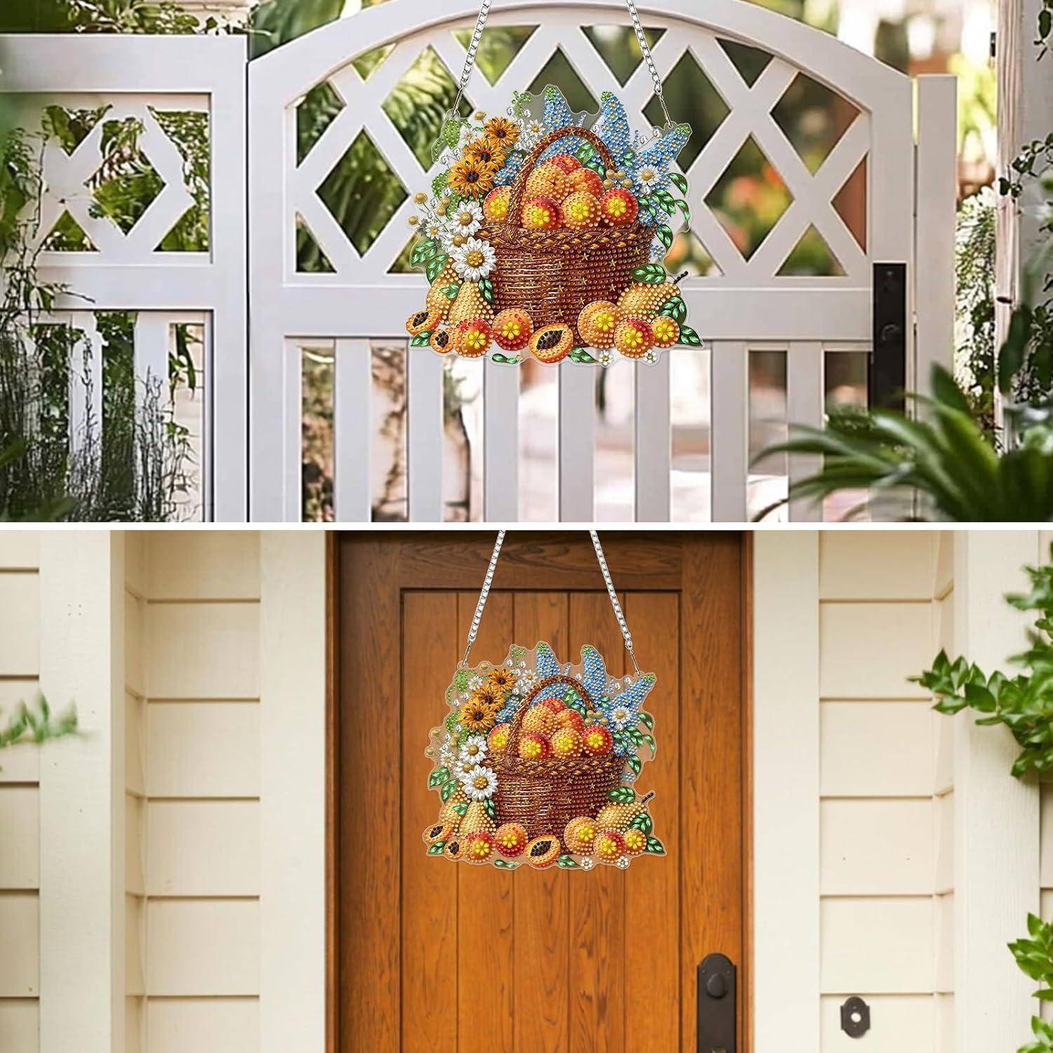 Dekoratives Hängekorb-Ornament in Form eines Obst- und Blumenkorbs, zur Schau gestellt an einem Tor und dann an einer Haustür als saisonale Außendekoration.