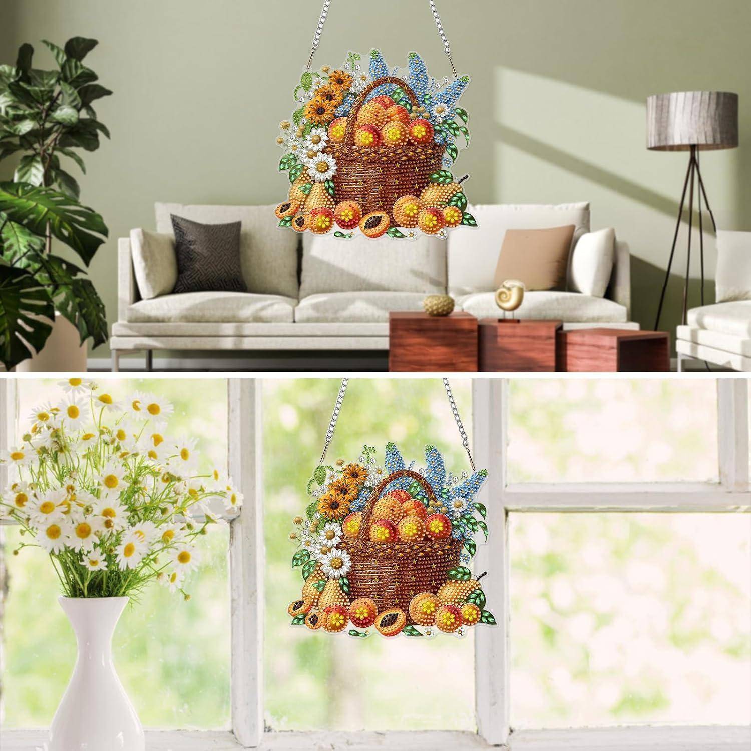 Wandbehang mit Perlenkorb aus Obst und Blumen in einem hellen Wohnzimmer mit Fensterblick.