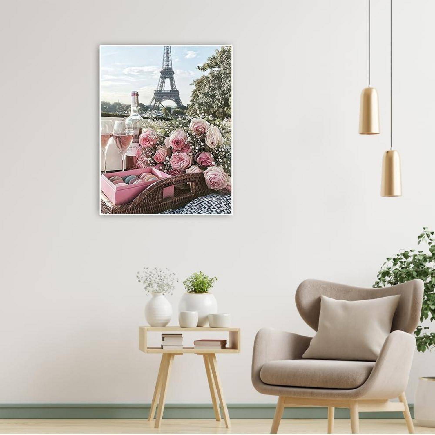 Gerahmte Eiffel-Turm-Picknickszene mit Rosen und Champagner über einem beigen Sessel in einem modernen Wohnzimmer.