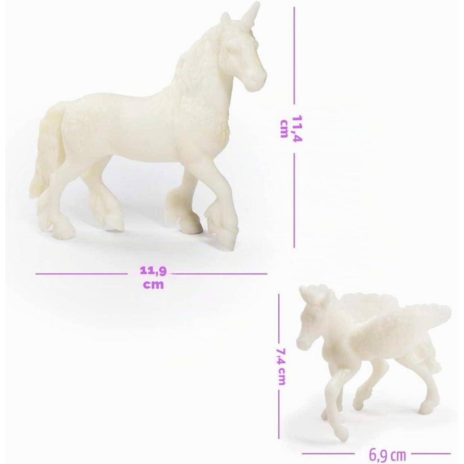Zwei durchscheinende Pferdefiguren mit Größenangaben: größeres Pferd 11,9 cm breit und 11,4 cm hoch; kleineres Pferd 6,9 cm breit und 7,4 cm hoch.