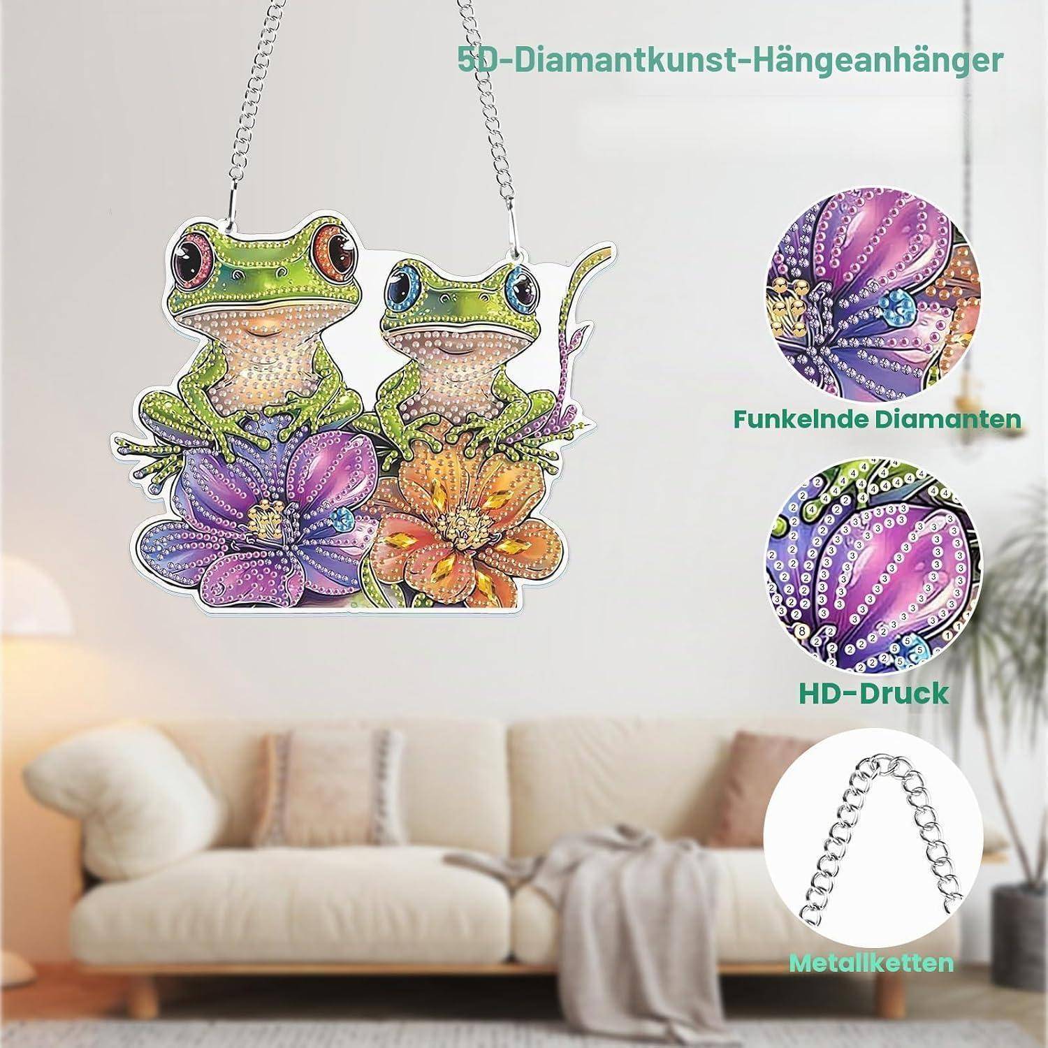 Zwei Diamond-Art-Frosch-Anhänger-Ornamente mit Blumen und Ketten, die als dekorative Wanddekoration in einem Wohnzimmer gezeigt werden, mit detaillierten Nahaufnahme-Callouts.