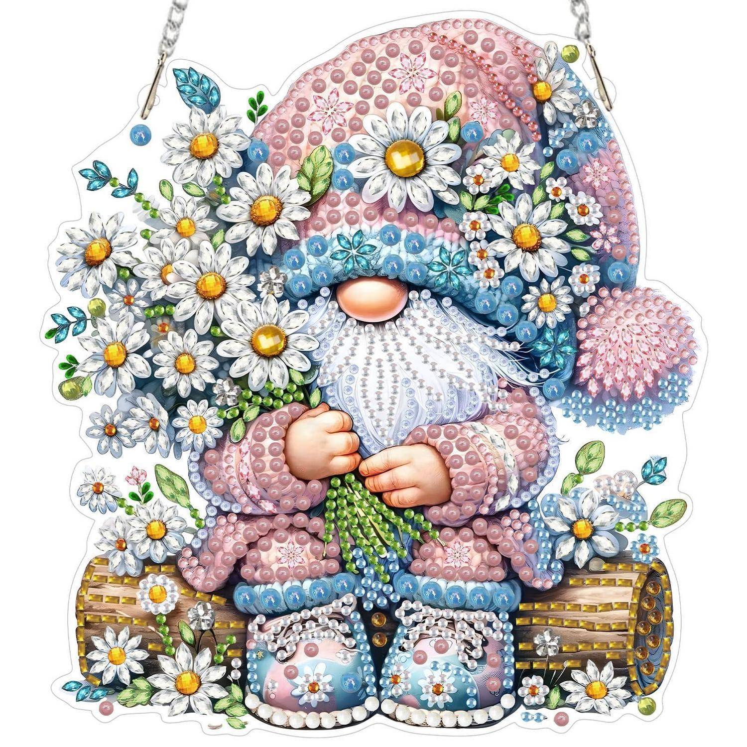 Eine Perlenstickerei eines Gartenzwergs in einem rosa-blauen Outfit, der Blumen hält und von weißen Gänseblümchen umgeben ist, der auf einem Baumstamm sitzt.
