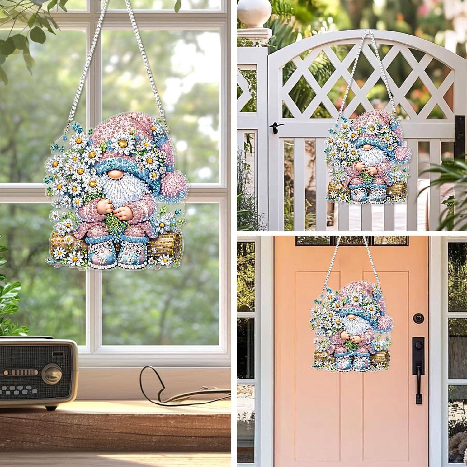 Eine pastellfarbene Blüten-Gnom-Hängdekoration, die in drei Szenen präsentiert wird: am Fenster, an weißem Tor und an einer Pfirsich-Haustür.