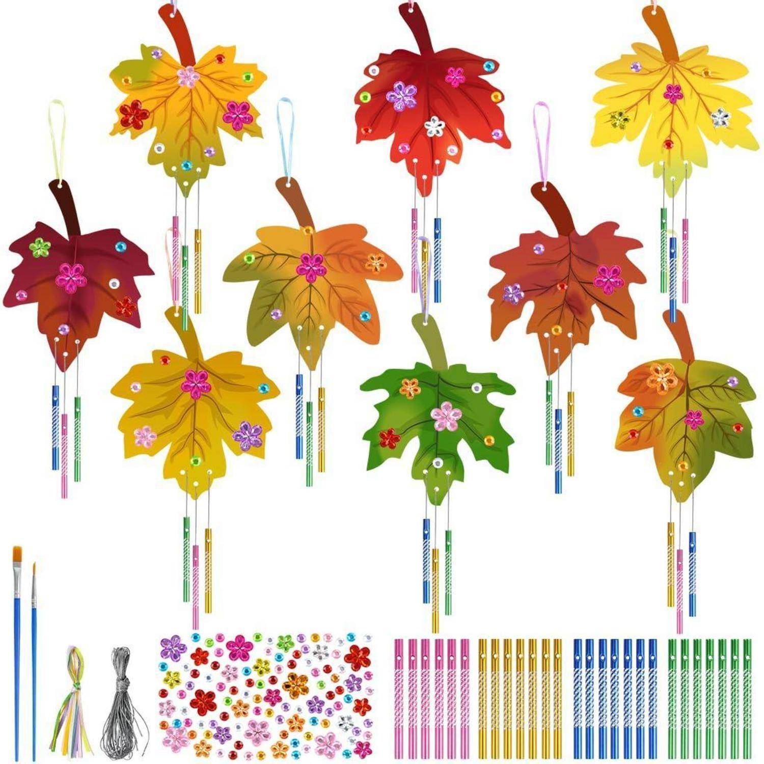 Bunte blattförmige hängende Windspiele mit perlenbehangenen Schnüren, in mehreren Farben über einem Blatt mit kleinen Blumendekoration und hängenden Schnüren dargestellt.