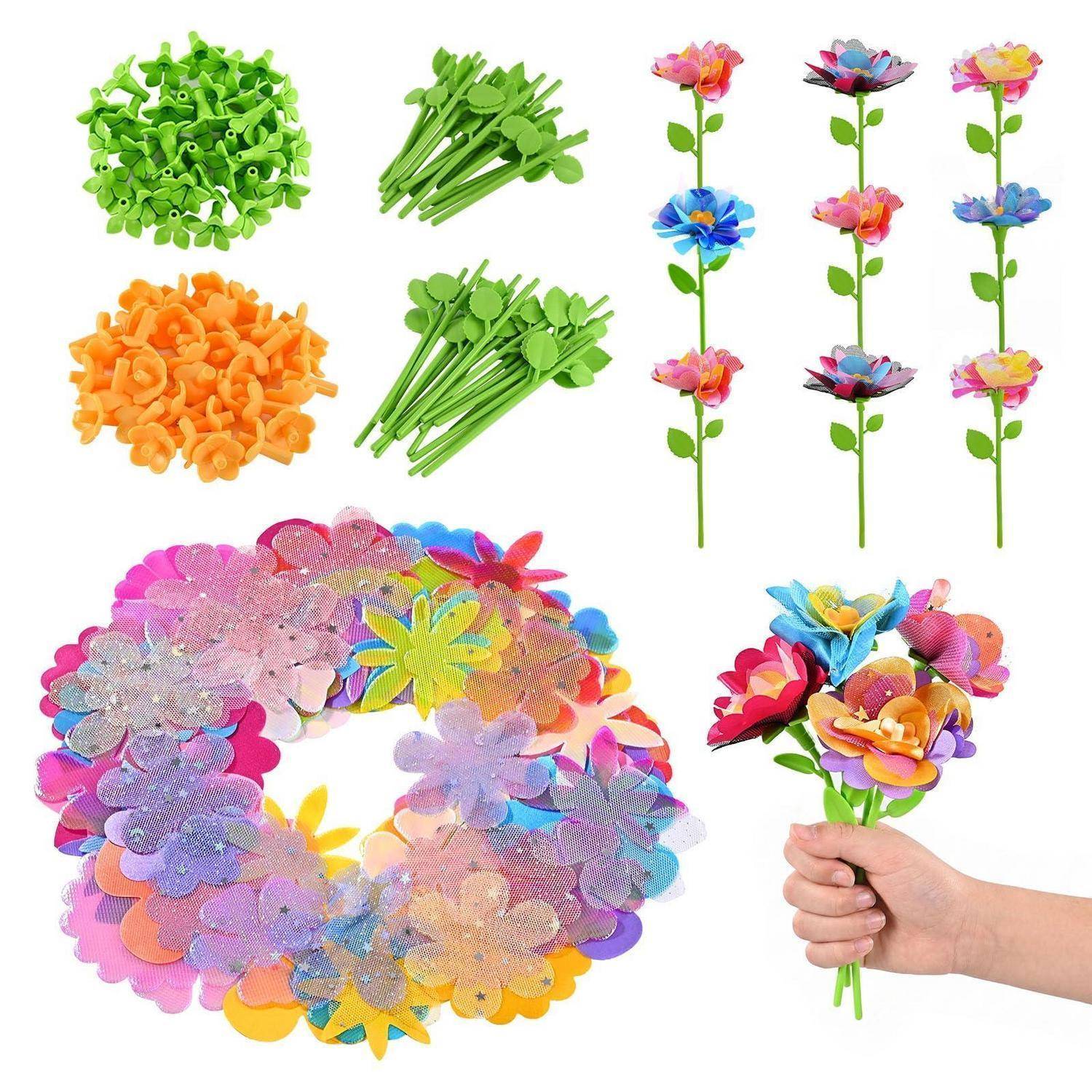Collage aus bunten künstlichen Blumenbastelelementen und Stielen, das Komponenten, zusammengesetzte Blumenstiele, einen Blumenkranz und eine Hand mit einem fertigen Strauß zeigt.