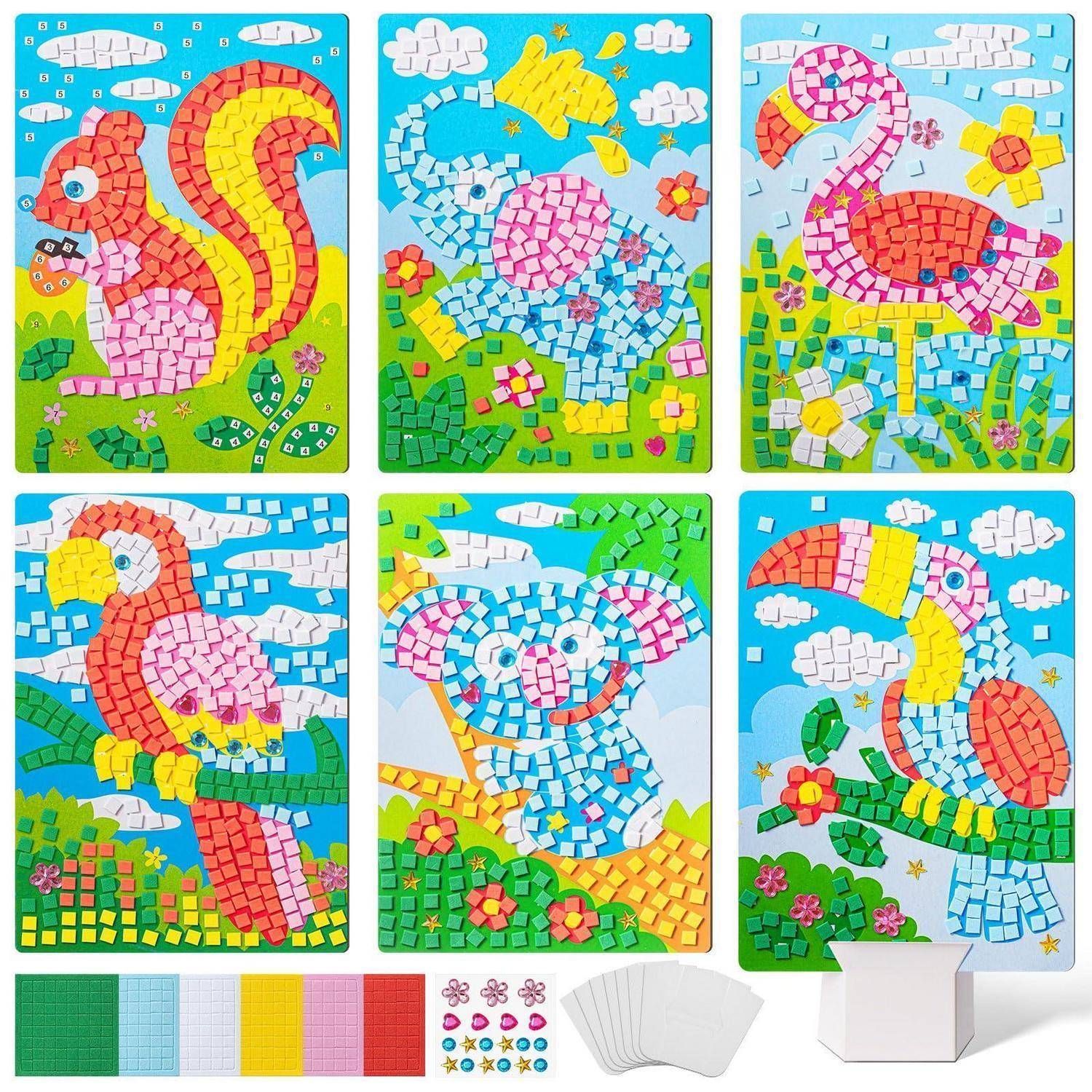 Sechs farbenfrohe Mosaik-Tierbastelprojekte – Eichhörnchen, Vogel, Flamingo, Papagei, Koala und Tukan – aus kleinen quadratischen Aufklebern mit beiliegenden Aufkleberblättern und Kartenschablonen.