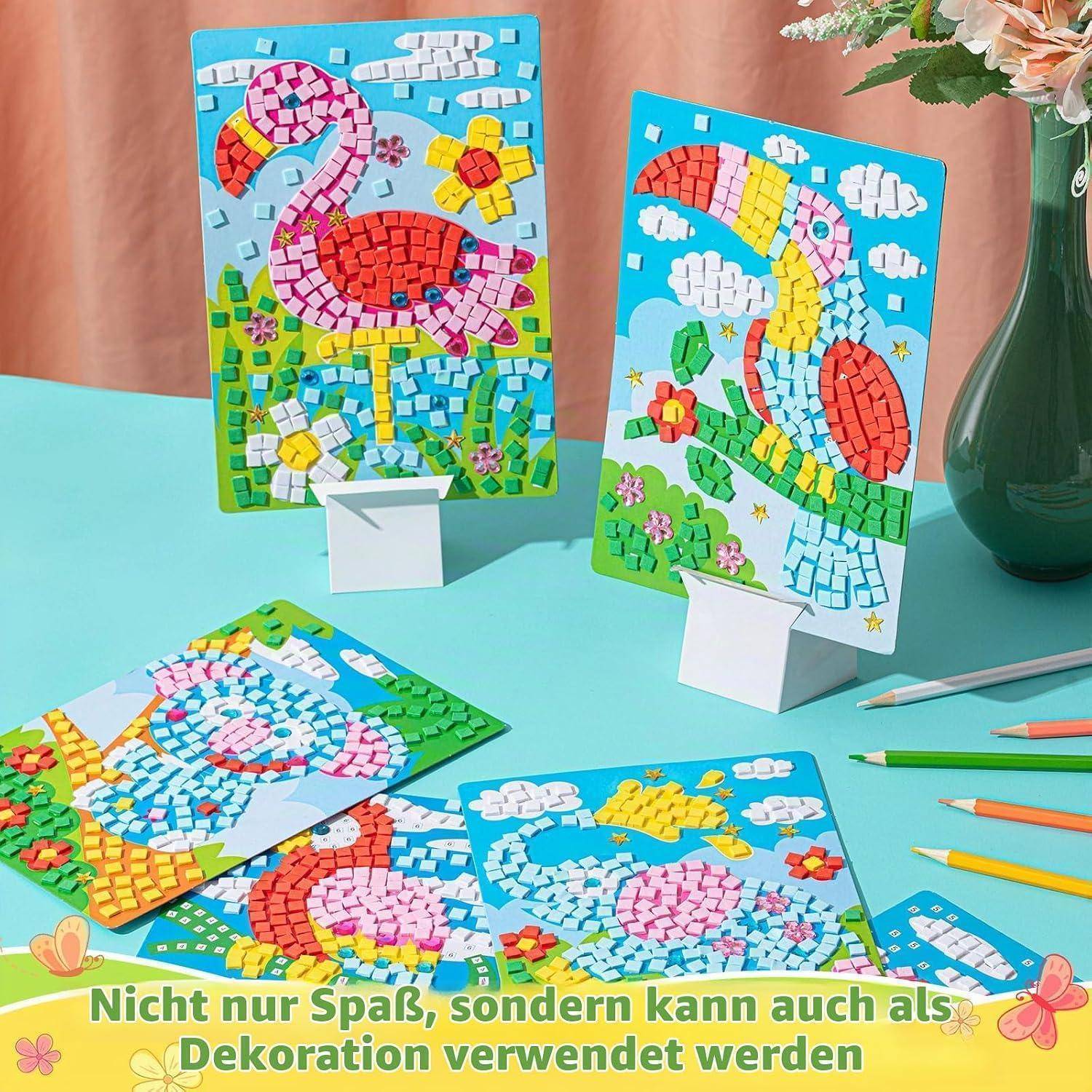 Bunte Mosaik-Stil-Handwerkskarten auf Ständern, einschließlich Flamingo- und Regenbogendesigns, auf einem Tisch ausgestellt mit dem deutschen Text „Nicht nur Spaß, sondern kann auch als Dekoration verwendet werden