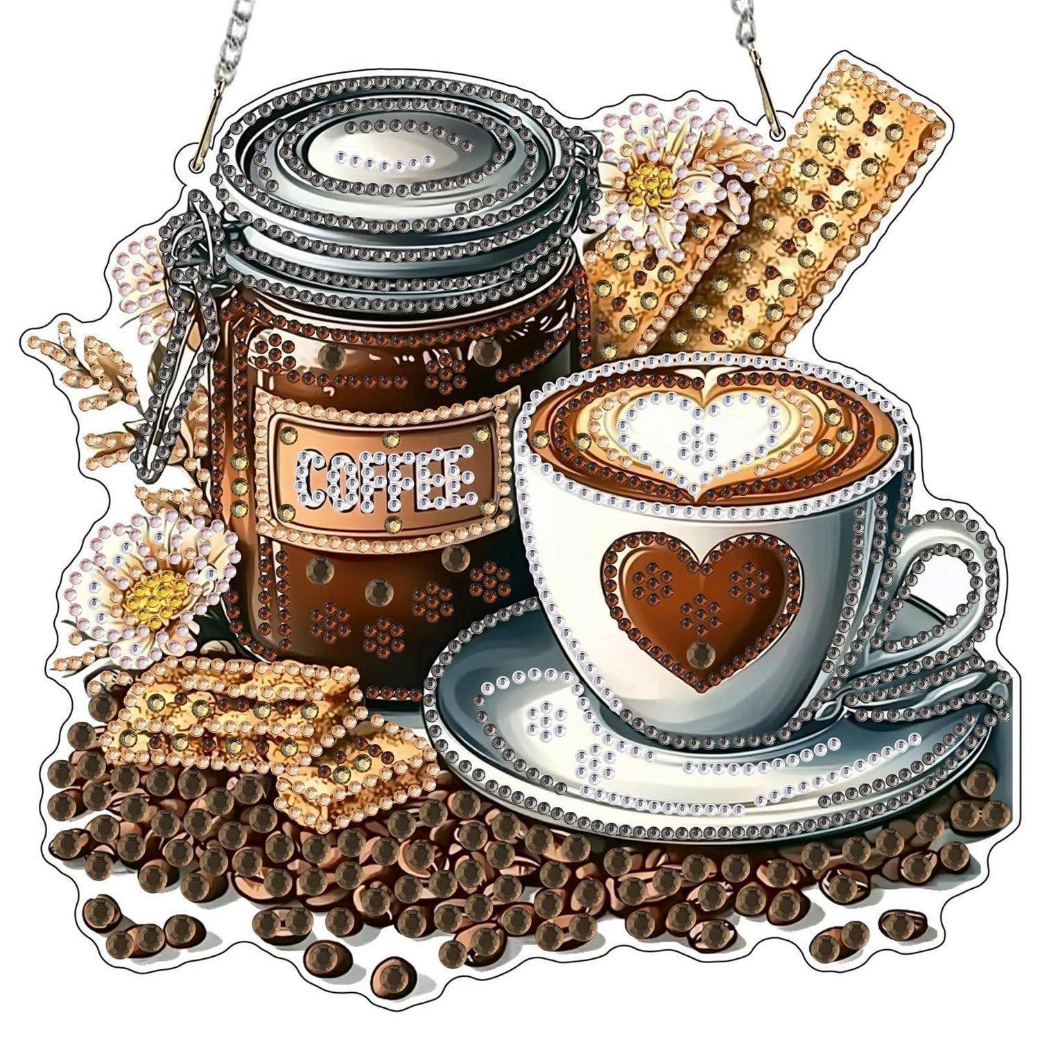 Dekorative Kaffee-Kunstwerk mit einer verzierten Kaffeetasse und Untertasse, Glaskrug mit der Aufschrift 