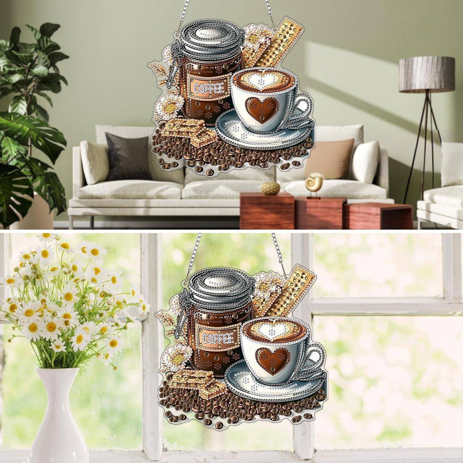 Hängende dekorative Kaffee-Kunstwerke mit einem Glas, einer Tasse und Keksen in einem Wohnzimmer und neben einem hellen Fenster.