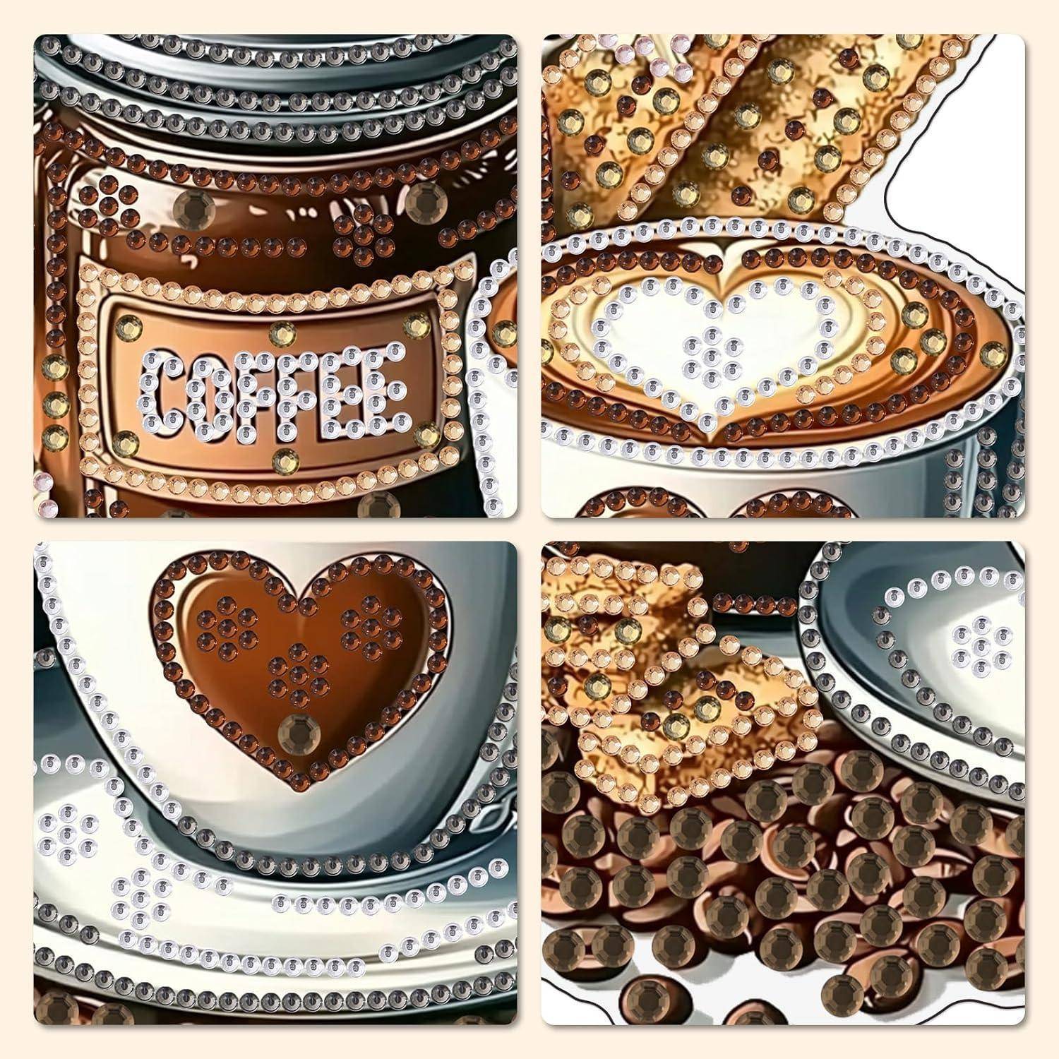 Vier Nahaufnahmen eines dekorierten Bechers oder Trinkglases mit Strassteinen und braunen Edelsteinen, mit einem „Kaffee"-Etikett und Herzdesigns.