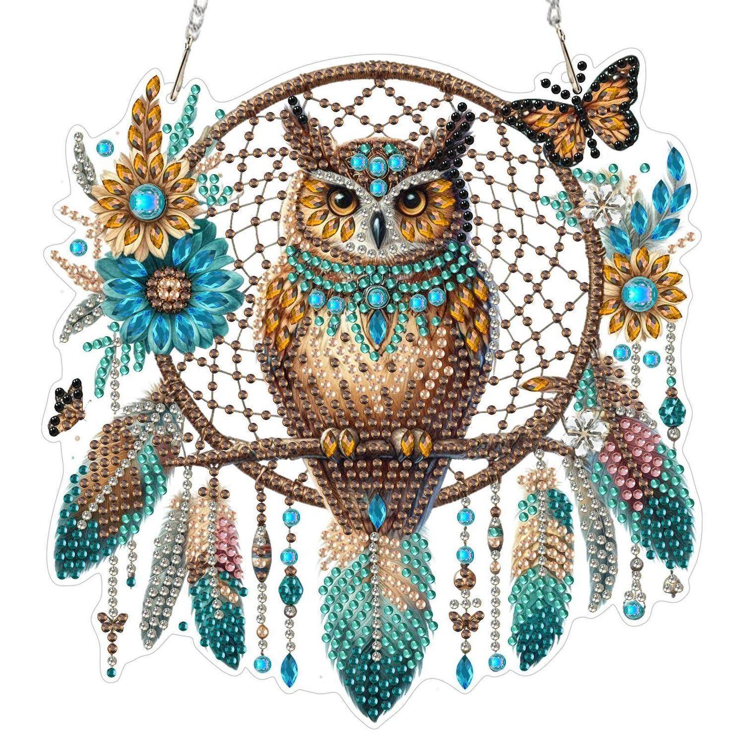 Geschmückter Uhu in einem traumfänger-ähnlichen hängenden Ornament mit türkisfarbenen und goldenen Blumen, Federn und einem Schmetterling.