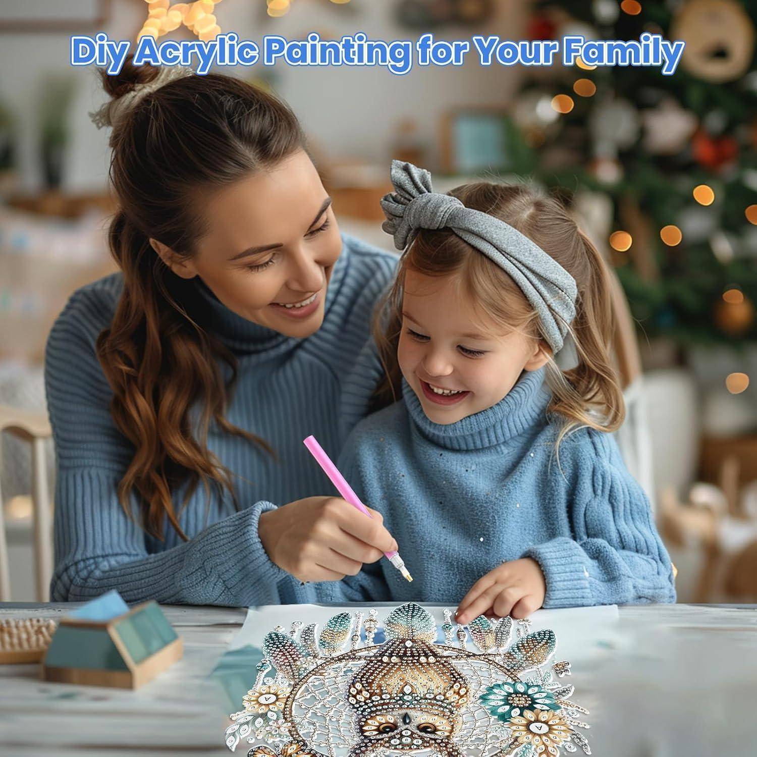 Mutter und kleine Tochter bemalen zusammen ein dekoratives Acrylkunstwerk an einem Tisch, mit dem Text „Acrylmalerei zum Selbermachen für Ihre Familie