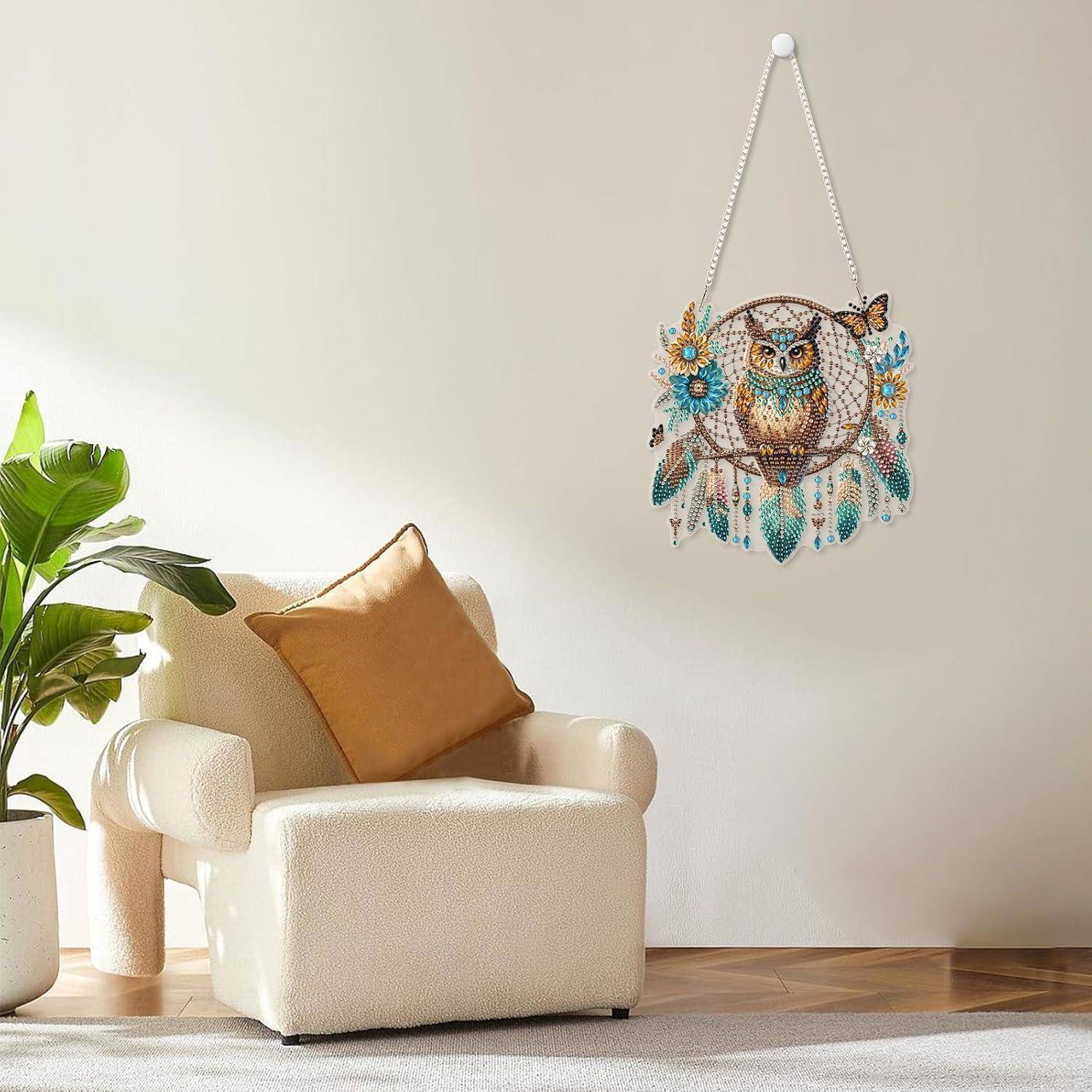 Gemütliches Wohnzimmer mit einem cremefarbenen Sessel, tan Kissen, Topfpflanze und einer Eulenwandhalterung an einer schlichten Wand.