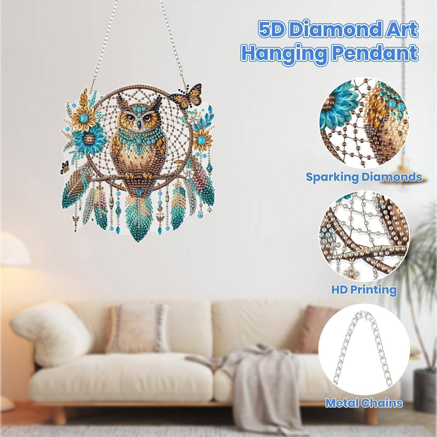 Werbebild eines 5D-Diamant-Kunst-Eulen-Anhängers mit blauen Blumen und Metallketten, der über einem Sofa hängend dargestellt ist; eingefügte Hinweise heben 