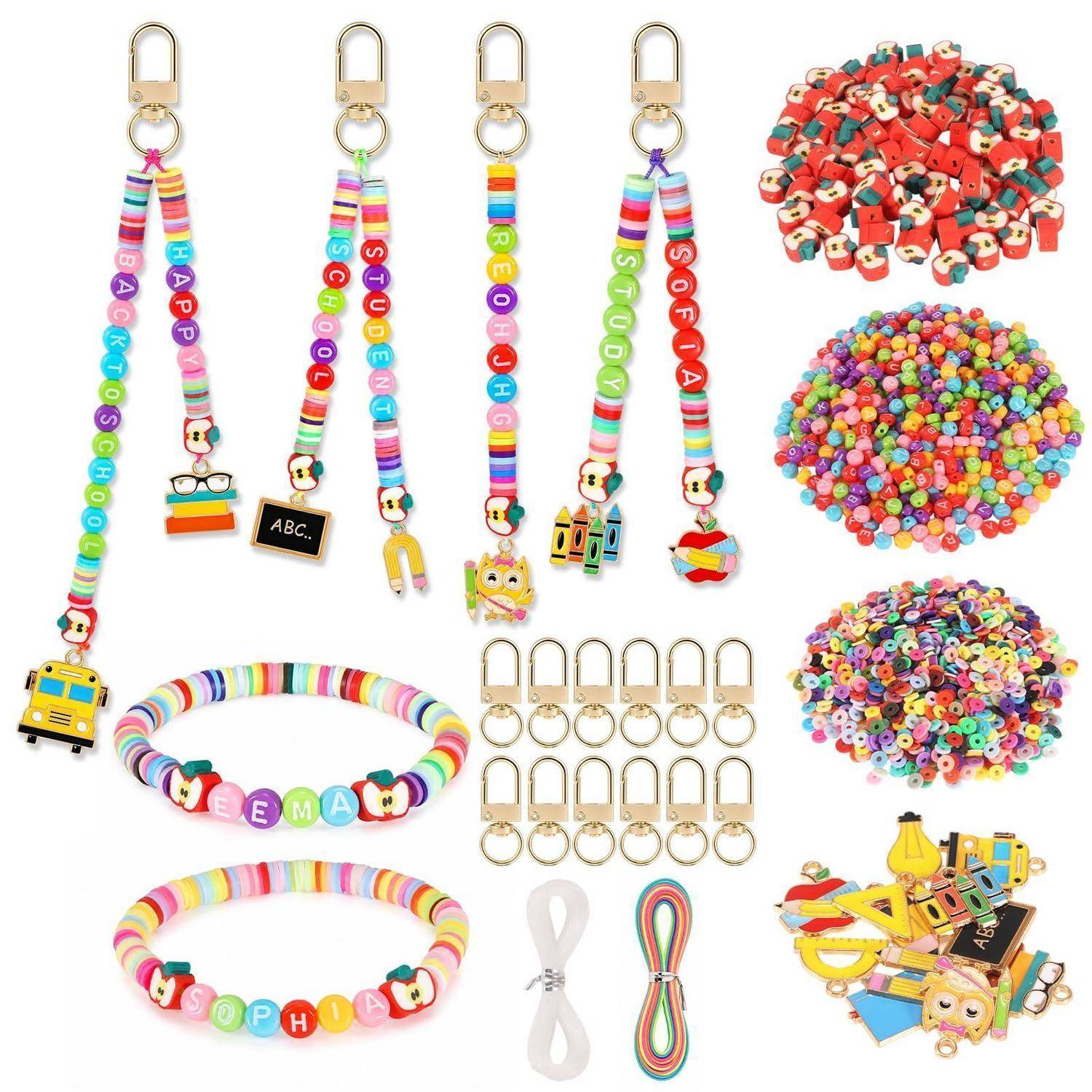 Bunte Perlenanhänger, Armbänder und Clips mit Cartoon-Charms und Buchstabenperlen, dargestellt als Bastelset mit assortiertem losem Perlenmaterial und Zubehör.