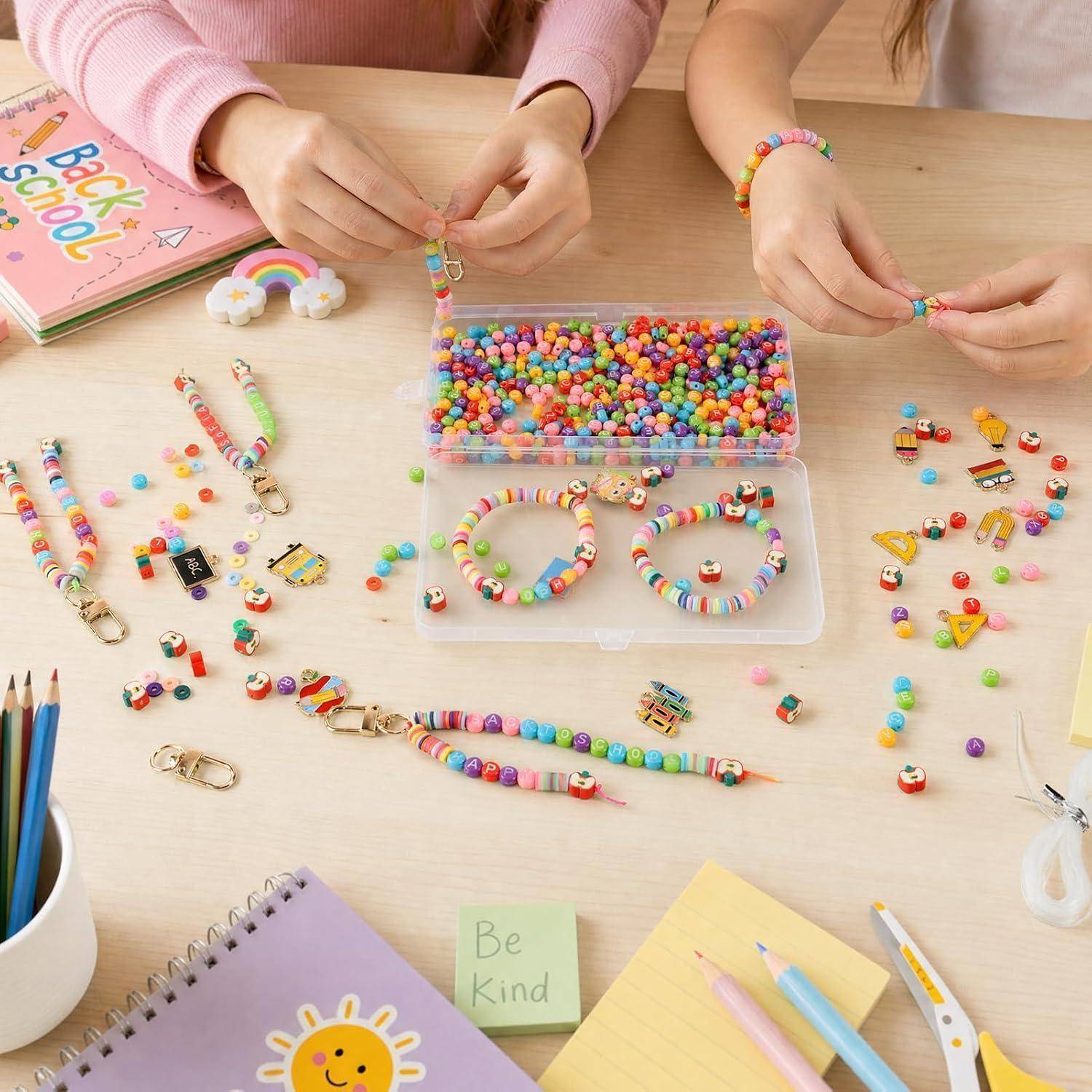 Kinder, die bunte Perlenschmuck und Anhänger an einem Tisch herstellen, mit fertig gestellten Armbändern, losen Perlen und Bastelmaterialien, die überall verteilt sind.