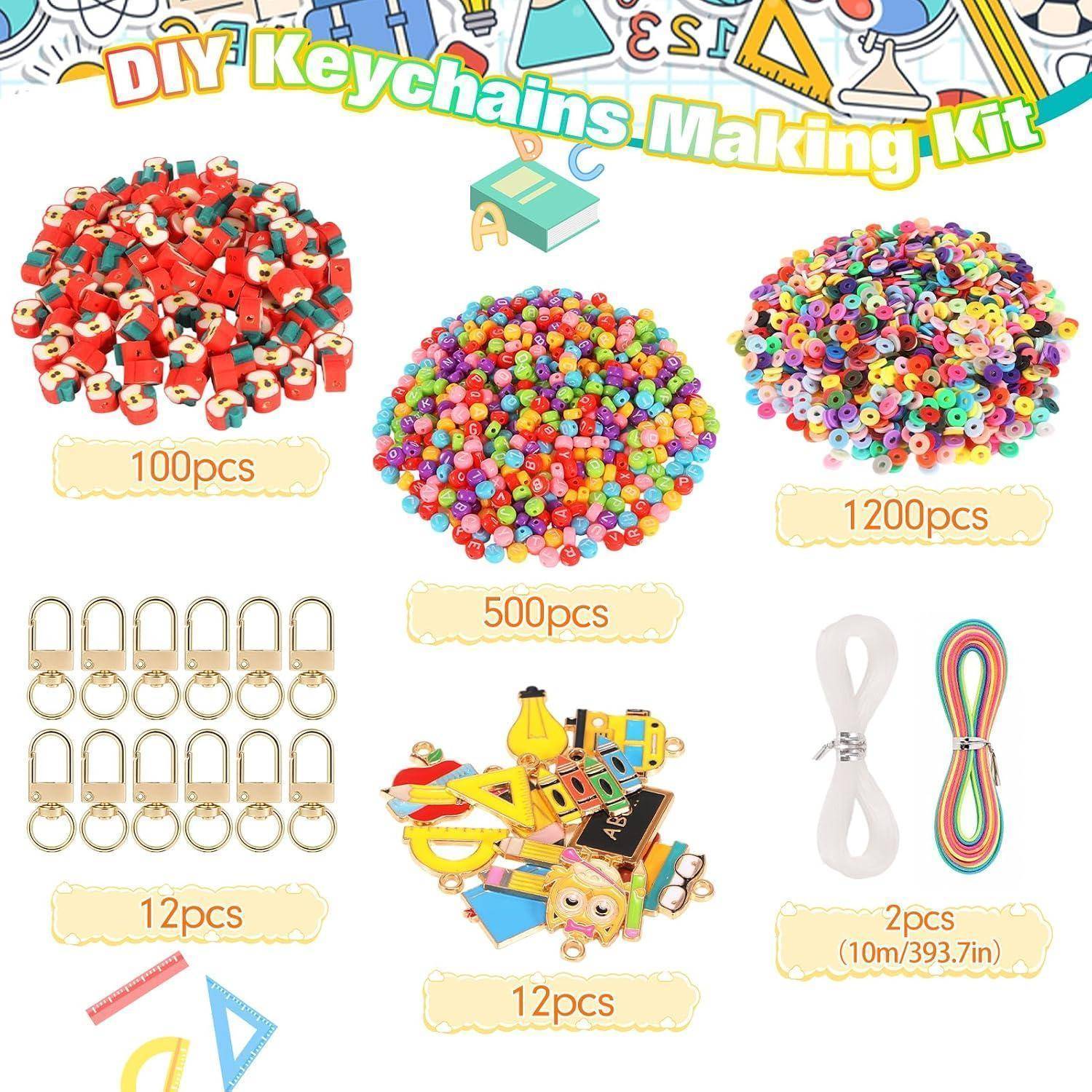 DIY-Schlüsselanhänger-Bastelset mit verschiedenen Perlen und Zubehör: 100 rote Charm-Perlen, 500 mehrfarbige Perlen, 1200 Regenbogen-Perlen, 12 Verschlüsse, 12 Charms und 2 Schnüre.