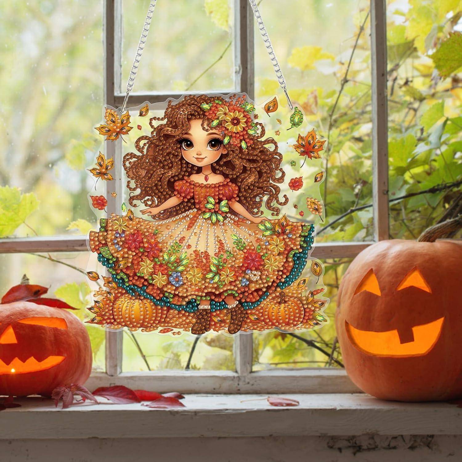 Halloween-Fensterdekor mit zwei geschnitzten Kürbissen, die eine dekorative Herbstpuppenillustration flankieren, die vor einem Fenster hängt.