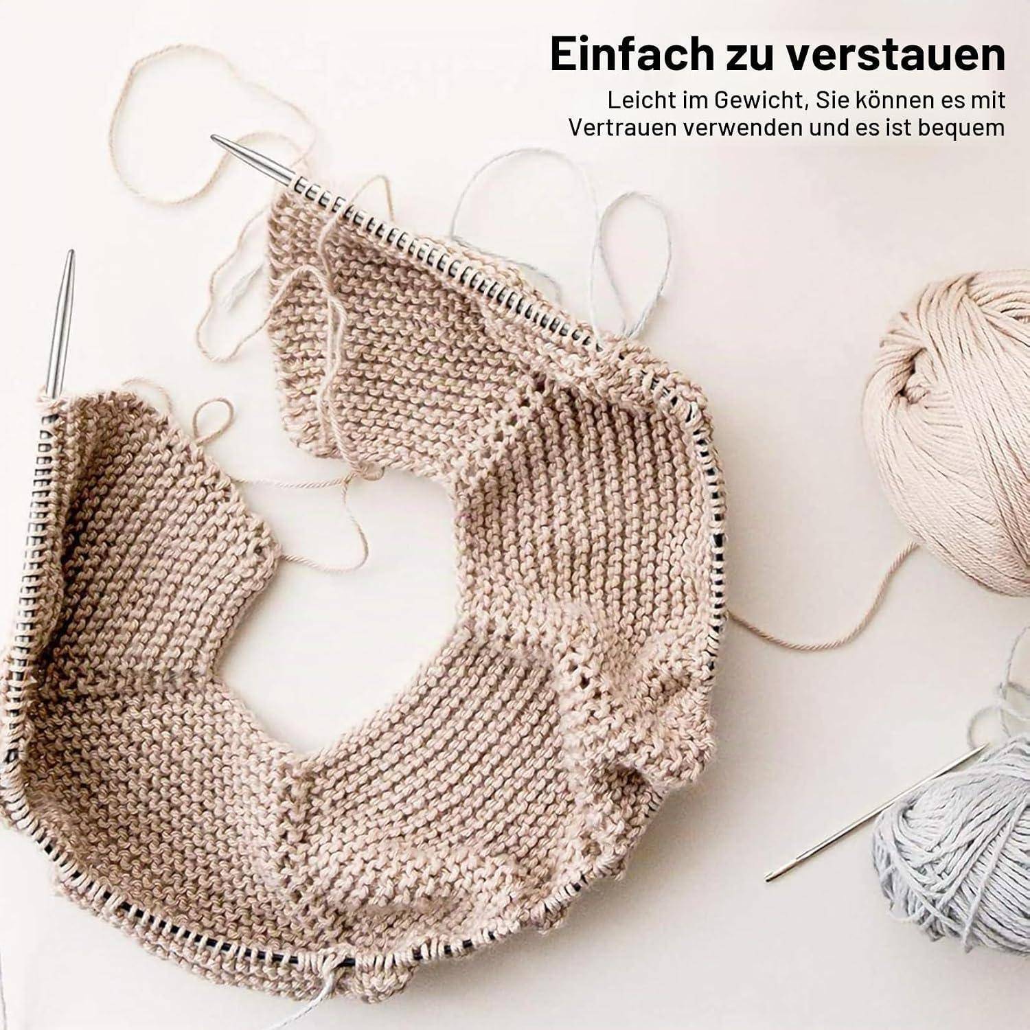 Strickarbeiten in Arbeit mit einem beigen Rundpullover auf Nadeln und Wollknäueln; Text sagt „Einfach zu verstauen