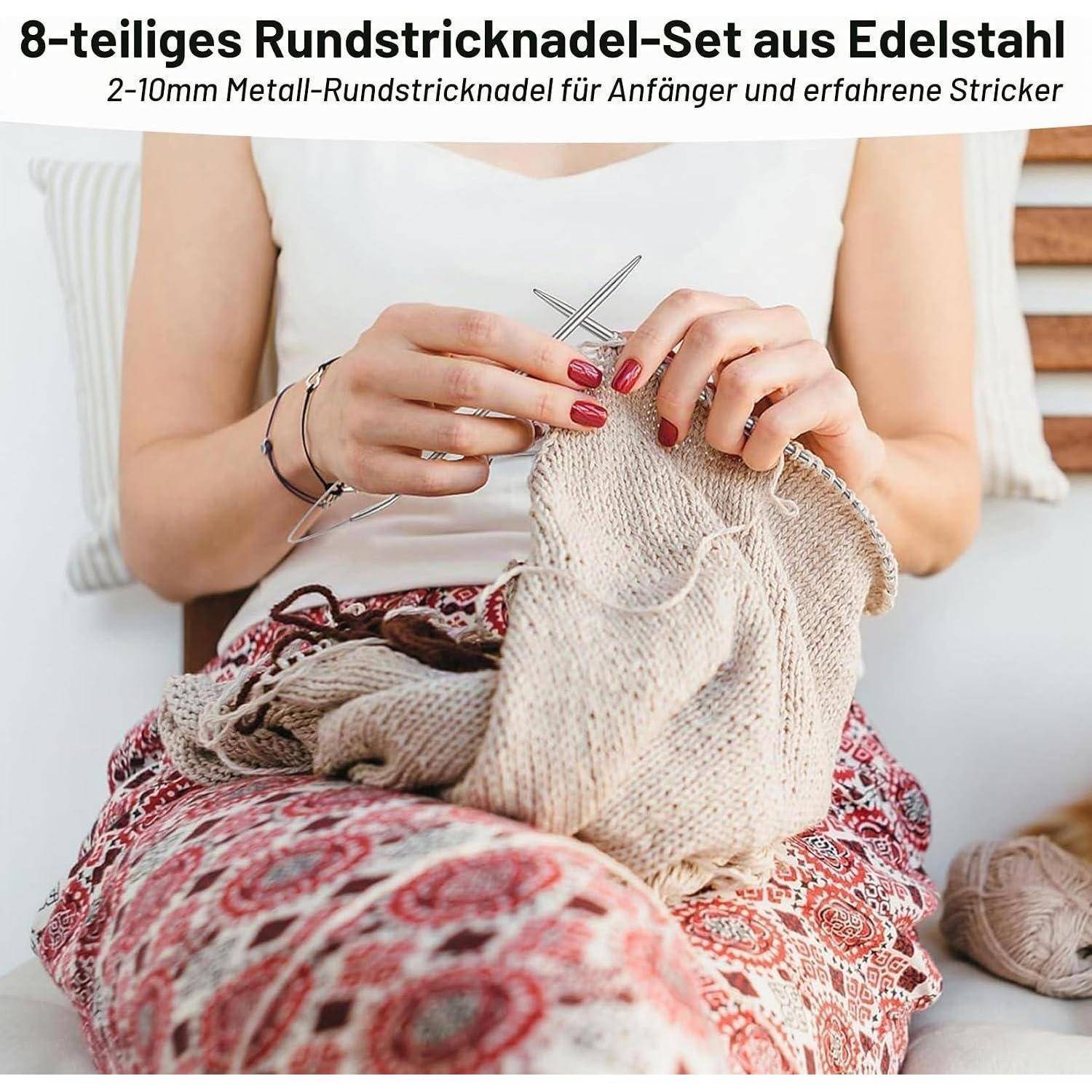 Frau strickt mit metallischen Rundstricknadeln; deutscher Text bewirbt ein 8-teiliges Set aus Edelstahlrundstricknadeln für Garnstärken von 2–10 mm.