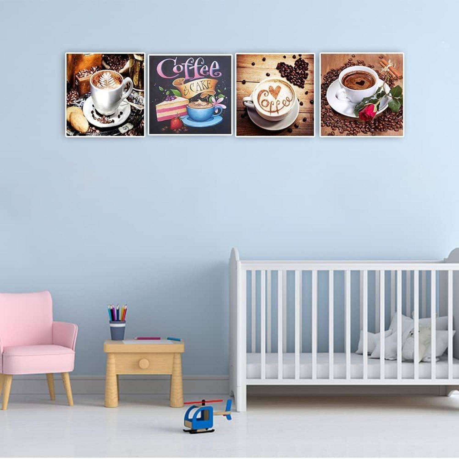Kinderzimmer mit weißem Gitterbett, rosa Stuhl, kleinem Tisch und Spielzeugteppich, dekoriert mit vier Kaffee-Wanddrucken über dem Gitterbett.
