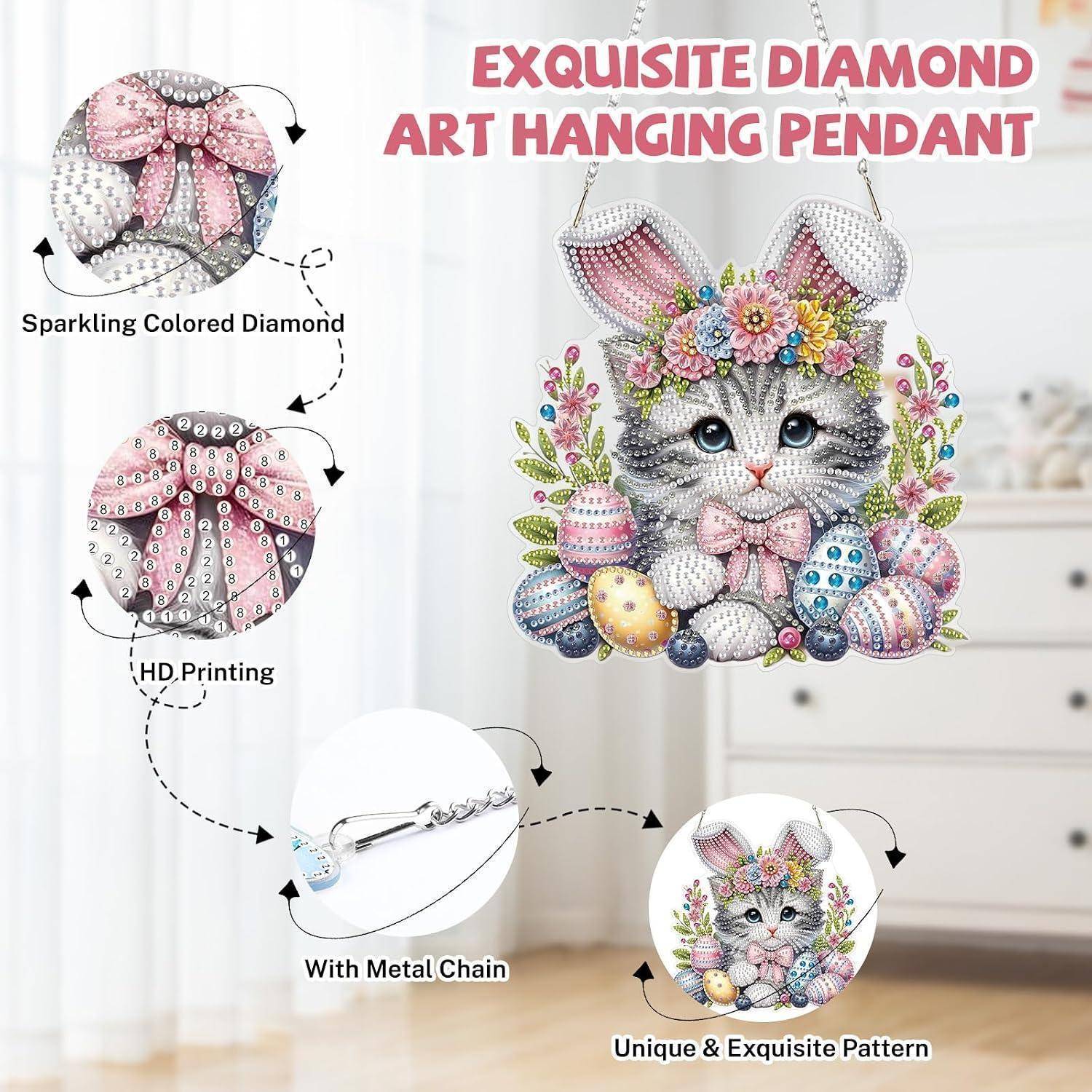 Werbebild eines Diamant-Kunst-Anhängers mit einem geschmückten Katzen-Motiv und Ostereiern, mit Beschriftungen für funkelnde farbige Diamanten, HD-Druck, Metallkette und einzigartiges Muster.