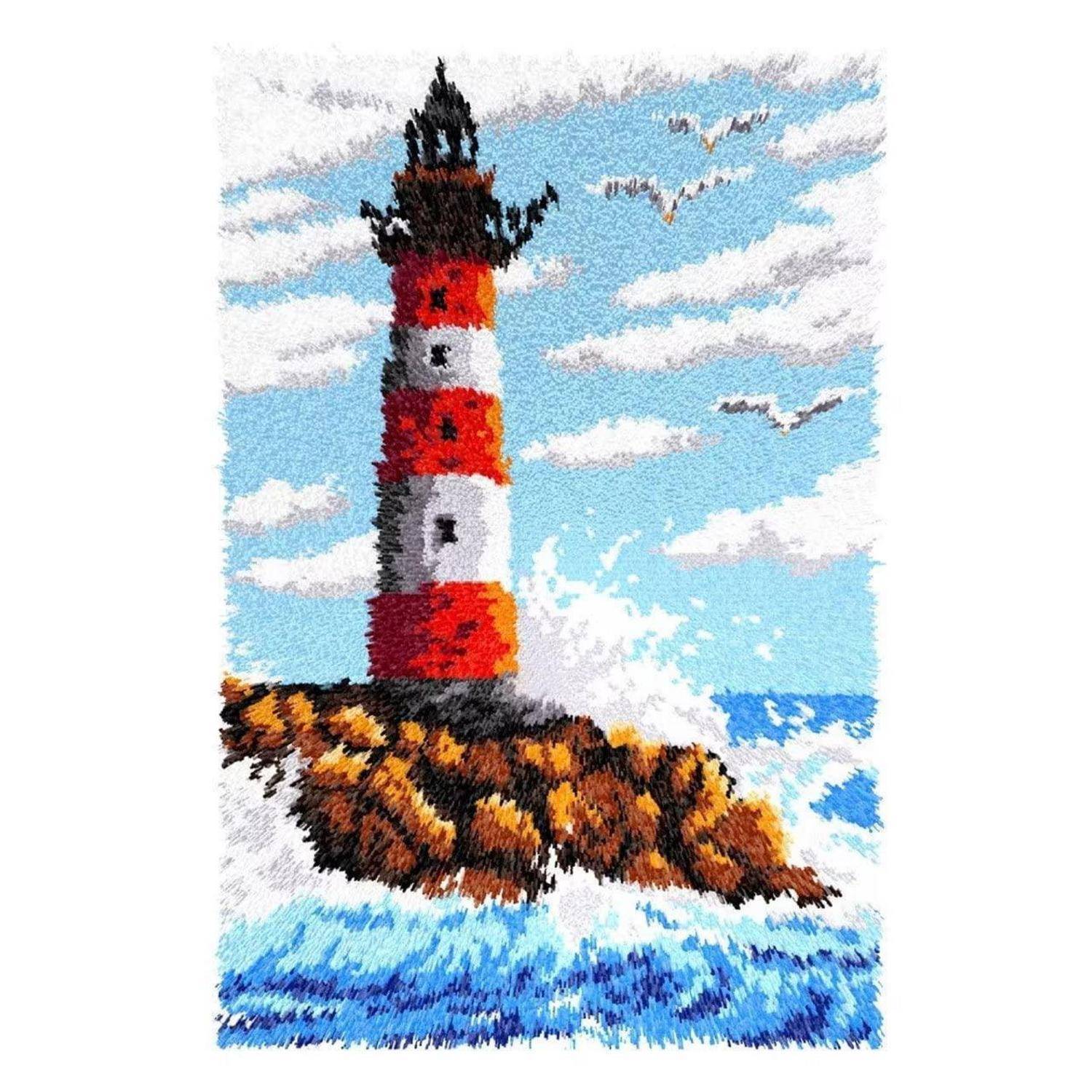 Rot-weiß gestreifter Leuchtturm auf einer felsigen Küste mit Wellen, Wolken und Vögeln am Himmel.