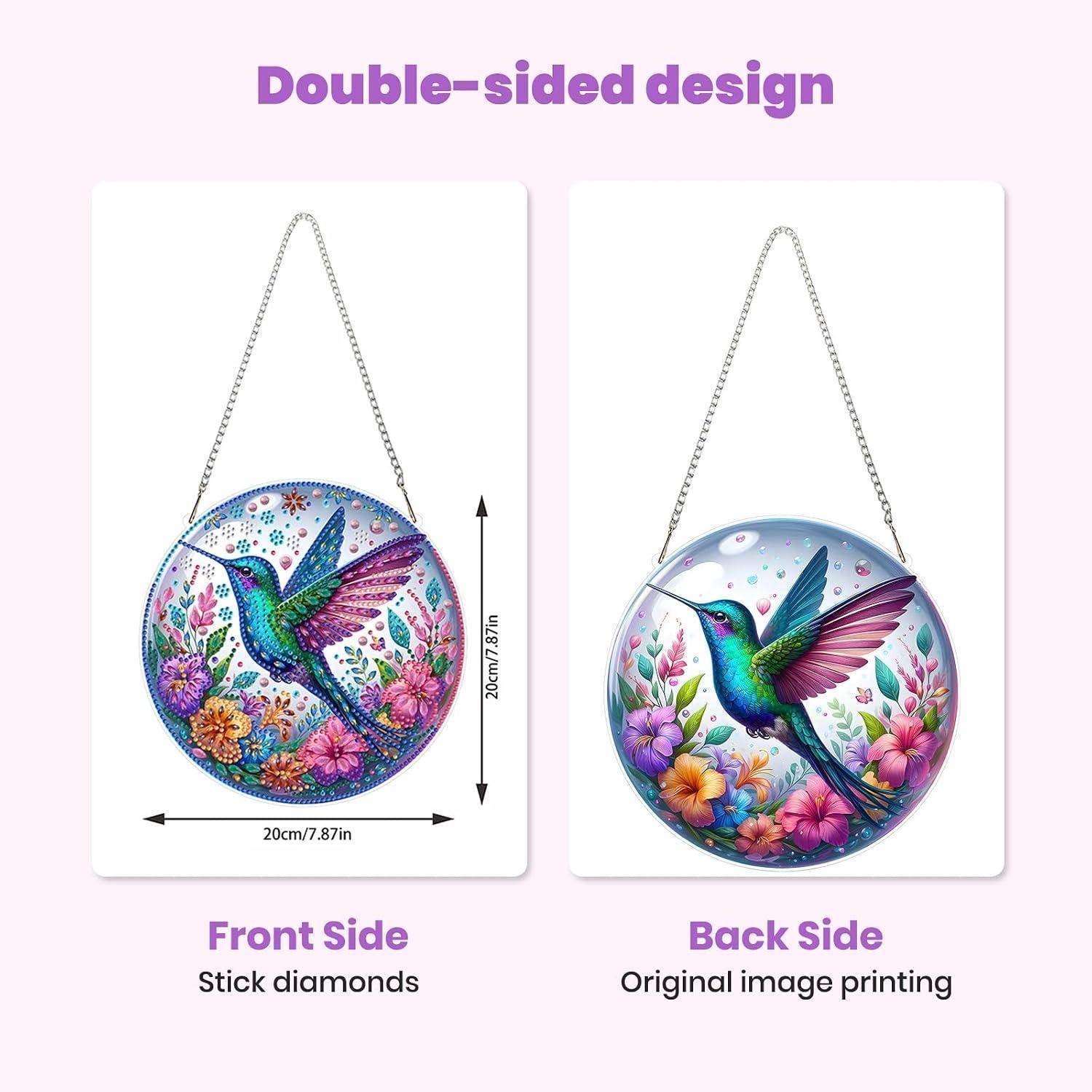 Produktgrafik zeigt ein rundes hängendes Ornament mit einem Kolibri und Blumen; die Vorderseite hat Stäbchenbrillianten, die Rückseite zeigt das ursprüngliche bedruckte Bild.