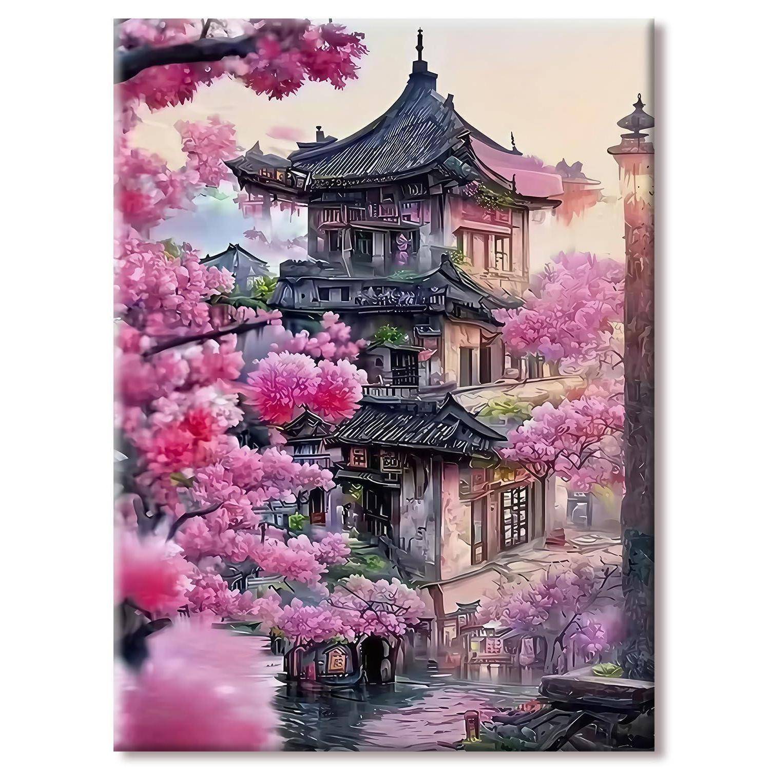 Dreistöckiges Pagoden-Baustilgebäude neben Wasser, umgeben von blühenden rosa Kirschblüten in einer nebligen traditionellen Szene Ostasiens.