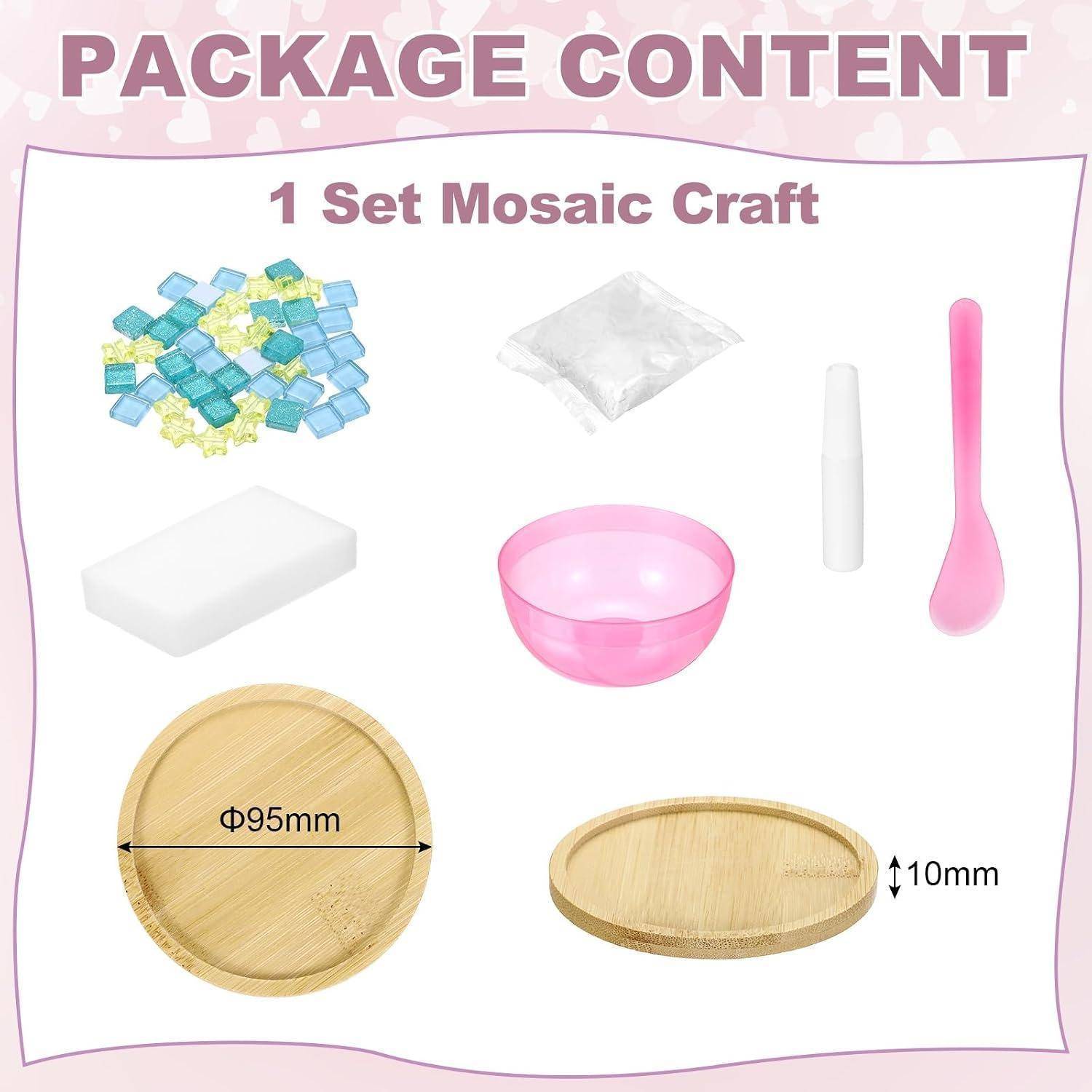 Abbildung des Paketinhalts für ein Mosaikhandwerk-Set: Kacheln, Beutel, Schaumstoffblock, rosa Schüssel, Werkzeug, Löffel und zwei Bamboo-Tabletts mit den Bezeichnungen 95 mm und 10 mm.