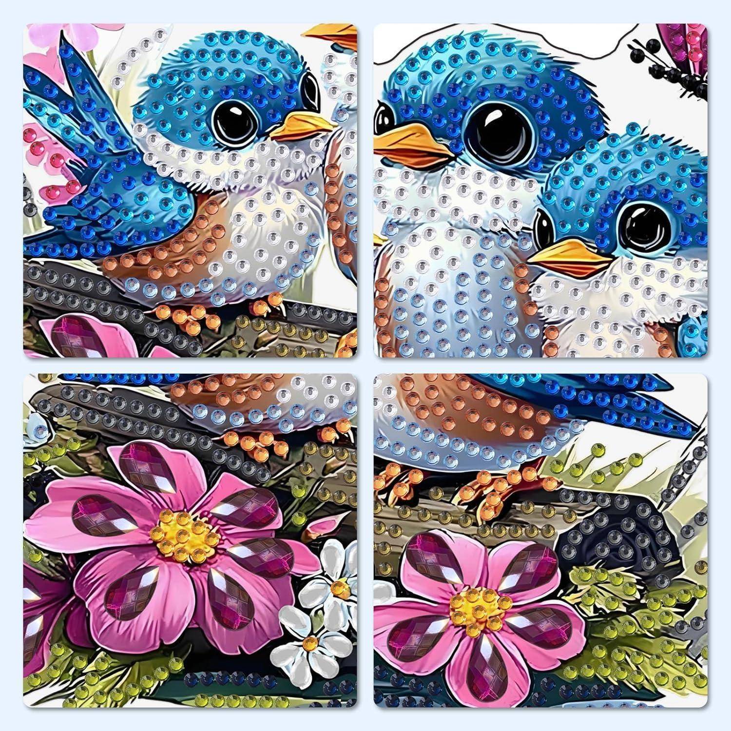 Vierteiliges dekoratives Kunstwerk mit geschmückten blauen Vögeln und rosa Blüten, angeordnet in einer Collage mit funkelnden perlenähnlichen Texturen.