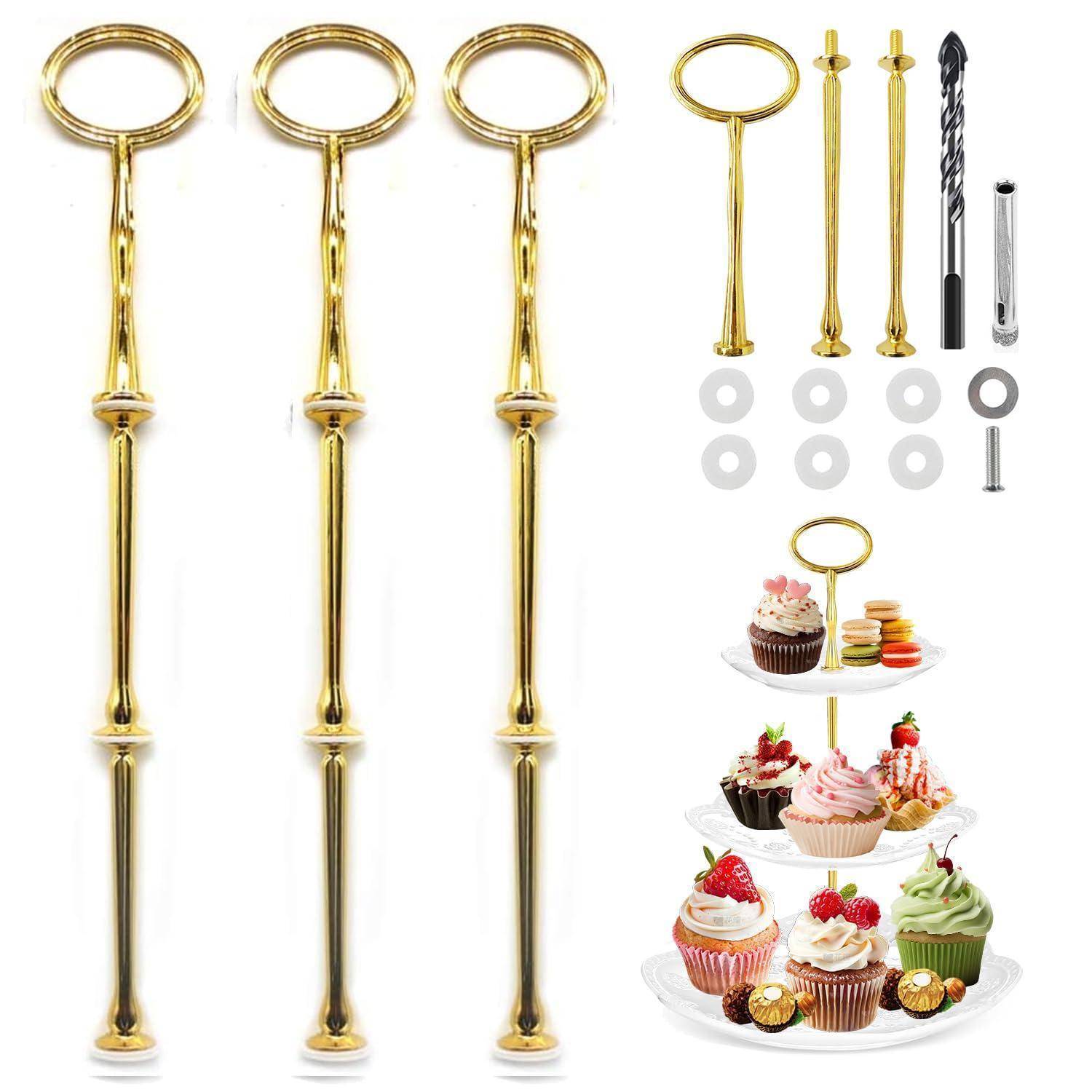 Goldener dreistöckiger Cupcake-Ständer mit Griffring, montiert und mit enthaltenen Stangen, Schrauben und Unterlegscheiben abgebildet; fasst Cupcakes auf drei Tellern.