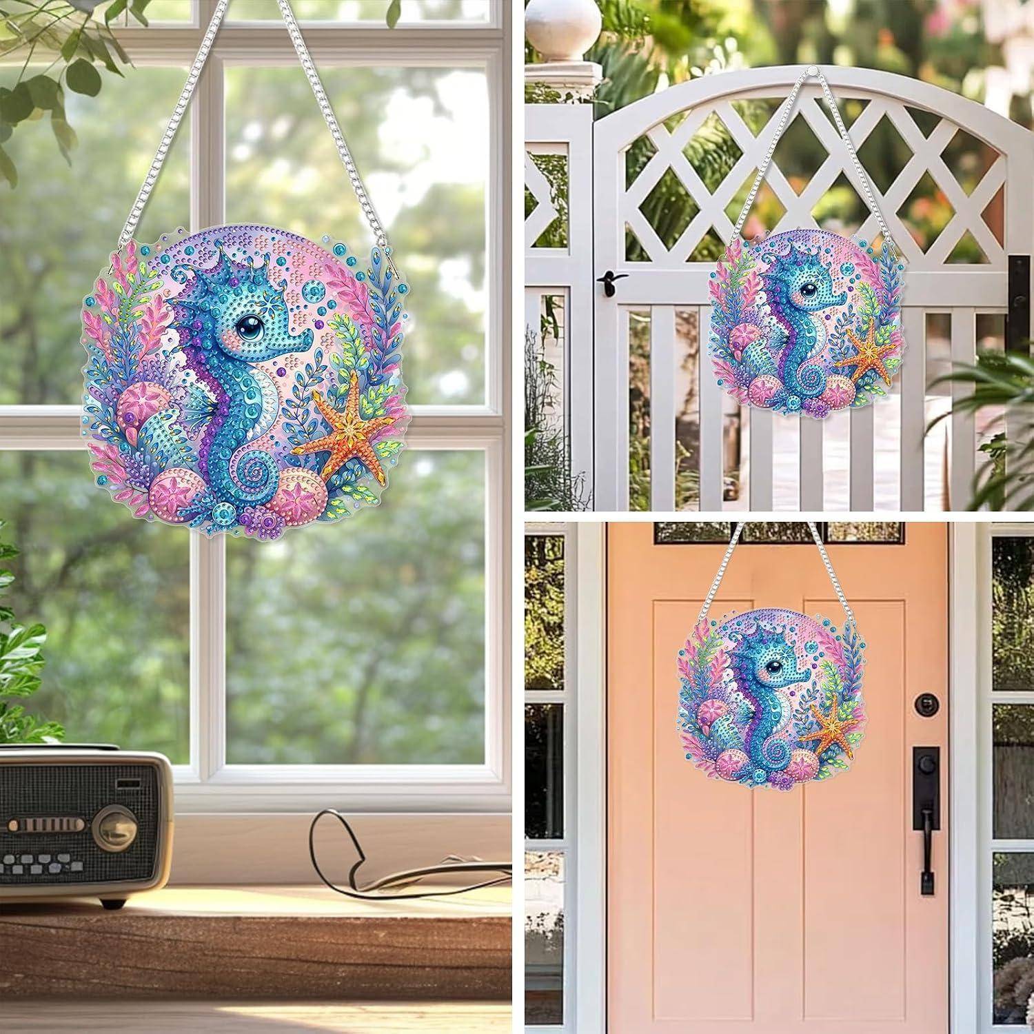 Runde, seepferdchen-thematische Hängdekoration mit glitzerndem pastellfarbenem Ozean-Design, gezeigt innen an einem Fenster und außen an einer Tür/einem Tor.