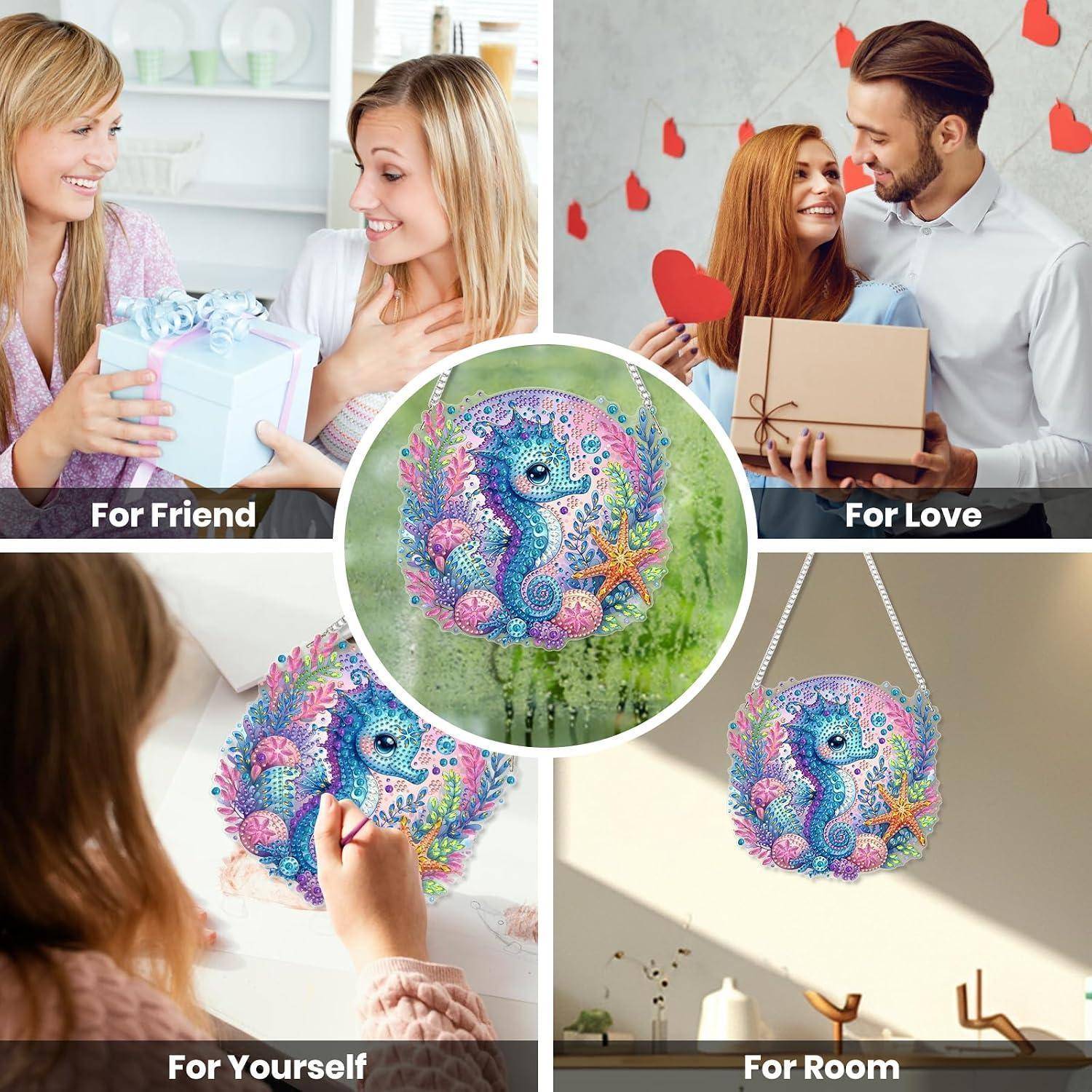 Collage mit farbenfroher Seepferdchen-Kunstwerk, umgewandelt in ein Geschenk, Wandkunst und eine hängende Dekoration, beschriftet mit „Für Freund