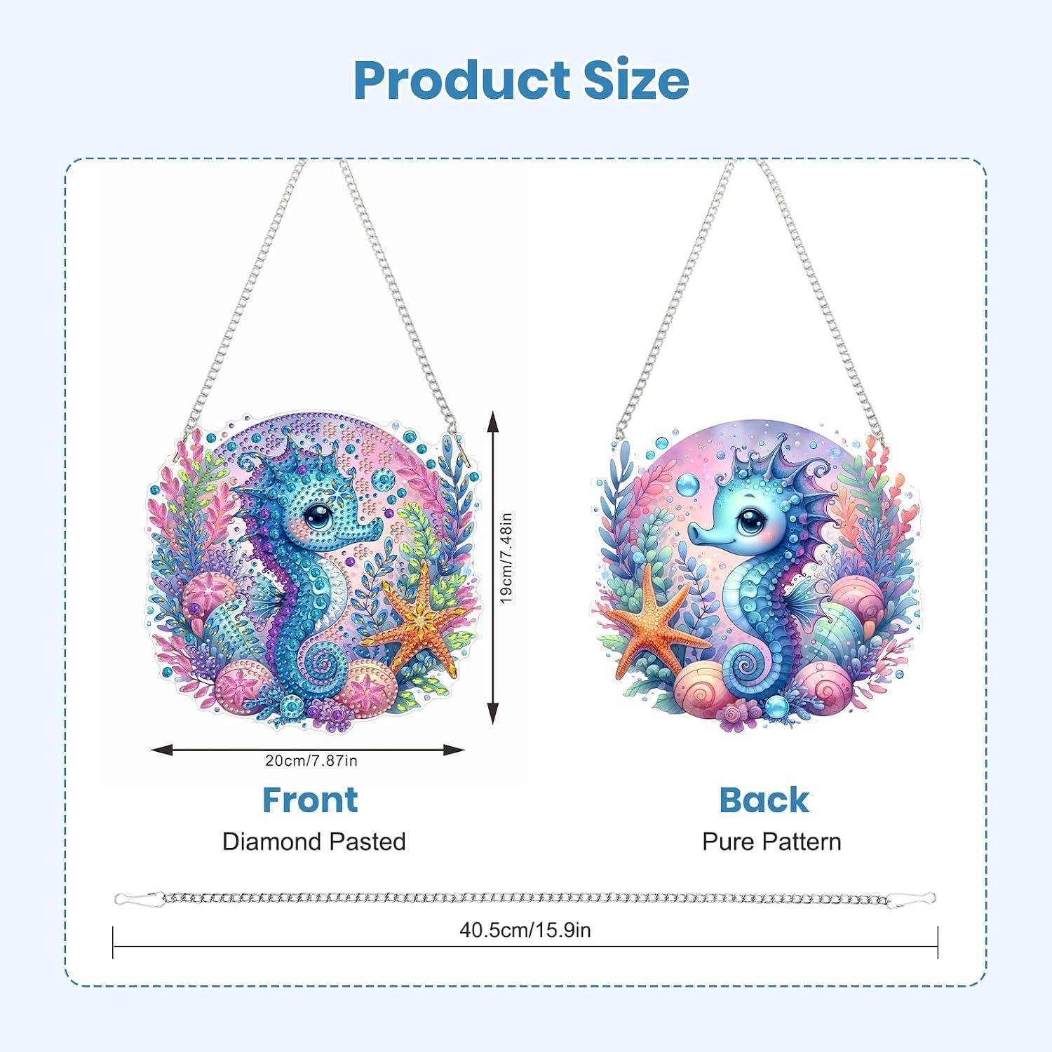 Produktgrößendiagramm für eine Seepferdchen-Anhängertasche: Vorderseite mit Diamantbesatz und Rückseite mit Muster, etwa 19 cm hoch und 20 cm breit, mit einer 40,5 cm langen Kette.