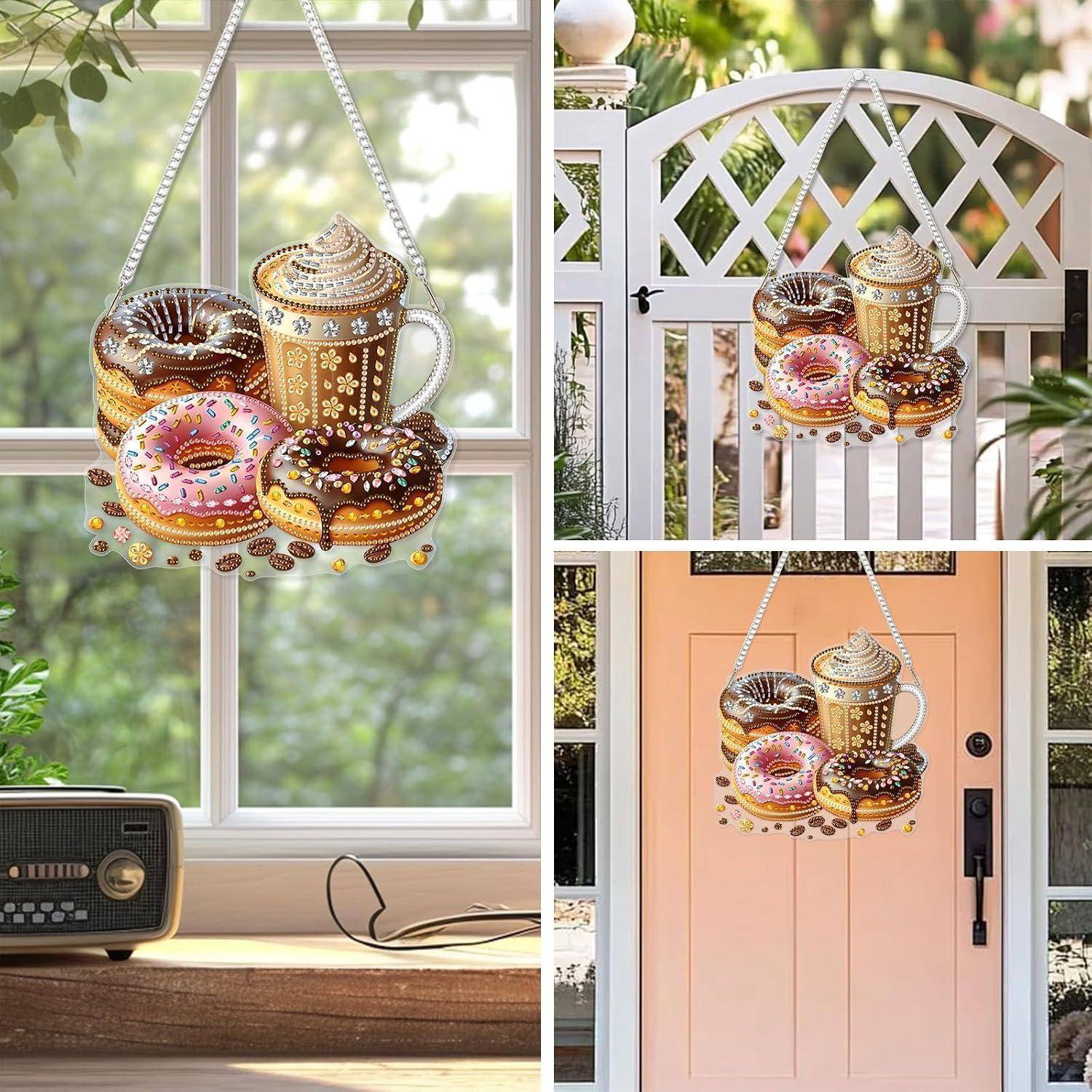 Dekoratives Hängeschild in Form einer Kaffeetasse, schokoladenüberzogene Donuts und ein Gebäck, angezeigt im Innenbereich und an einem Veranda-Tor und einer Eingangstür.