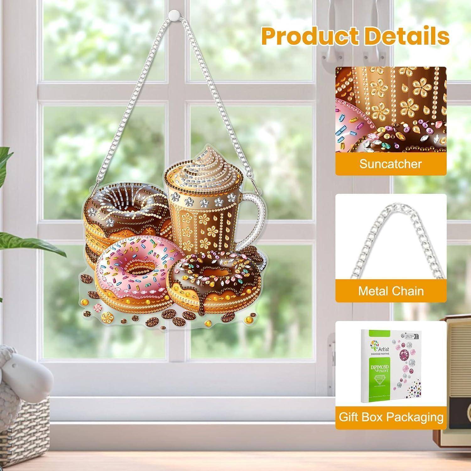 Dekorativer Donut-und-Kaffeetassen-Sonnenfänger zum Aufhängen im Fenster, mit Produktdetails, die den Sonnenfänger, die Metallkette und die Geschenkbox-Verpackung zeigen.