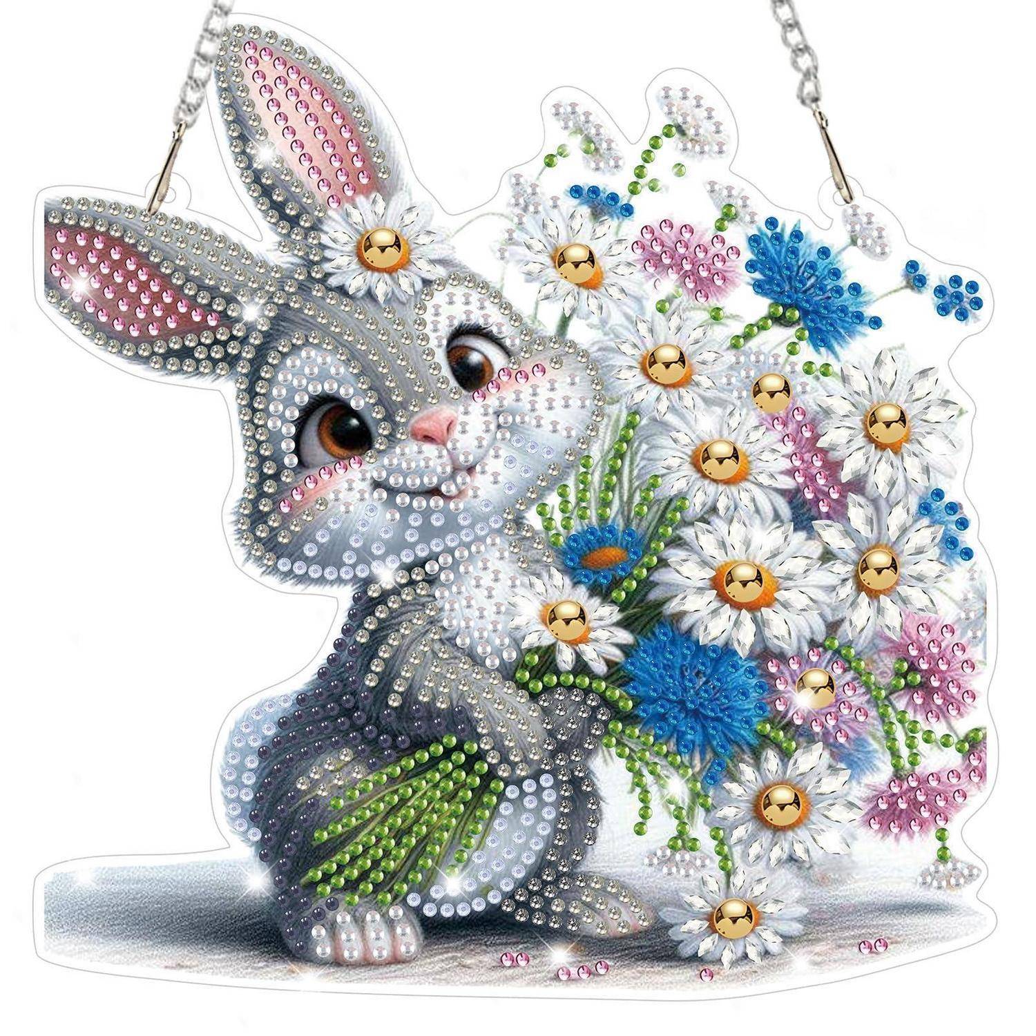 Glänzender Hasenanhänger mit Perlenblüten, aufgehängt an einer Kette; ein dekorativer Hase, der einen Blumenstrauß hält.