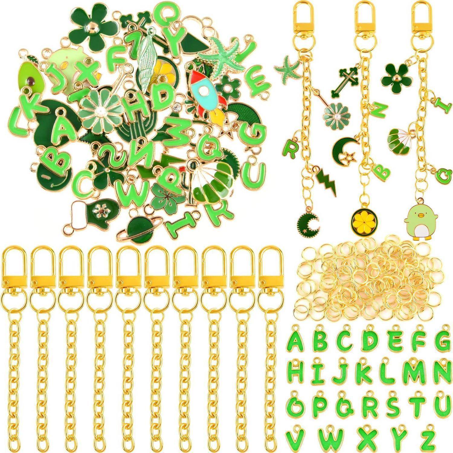 Sortierte grün-goldene Alphabet-Charm-Clips, Schlüsselanhänger und Buchstaben-Charms in Sets auf weißem Hintergrund angeordnet.