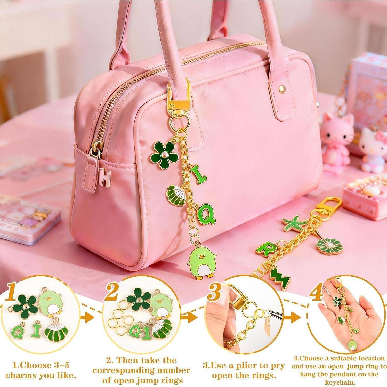 Rosa Handtasche mit grünen und goldenen Verzierungen, gezeigt als Schritt-für-Schritt-Anleitung zum Auswählen, Zusammensetzen und Anbringen von Handtaschenkettenziubehör.