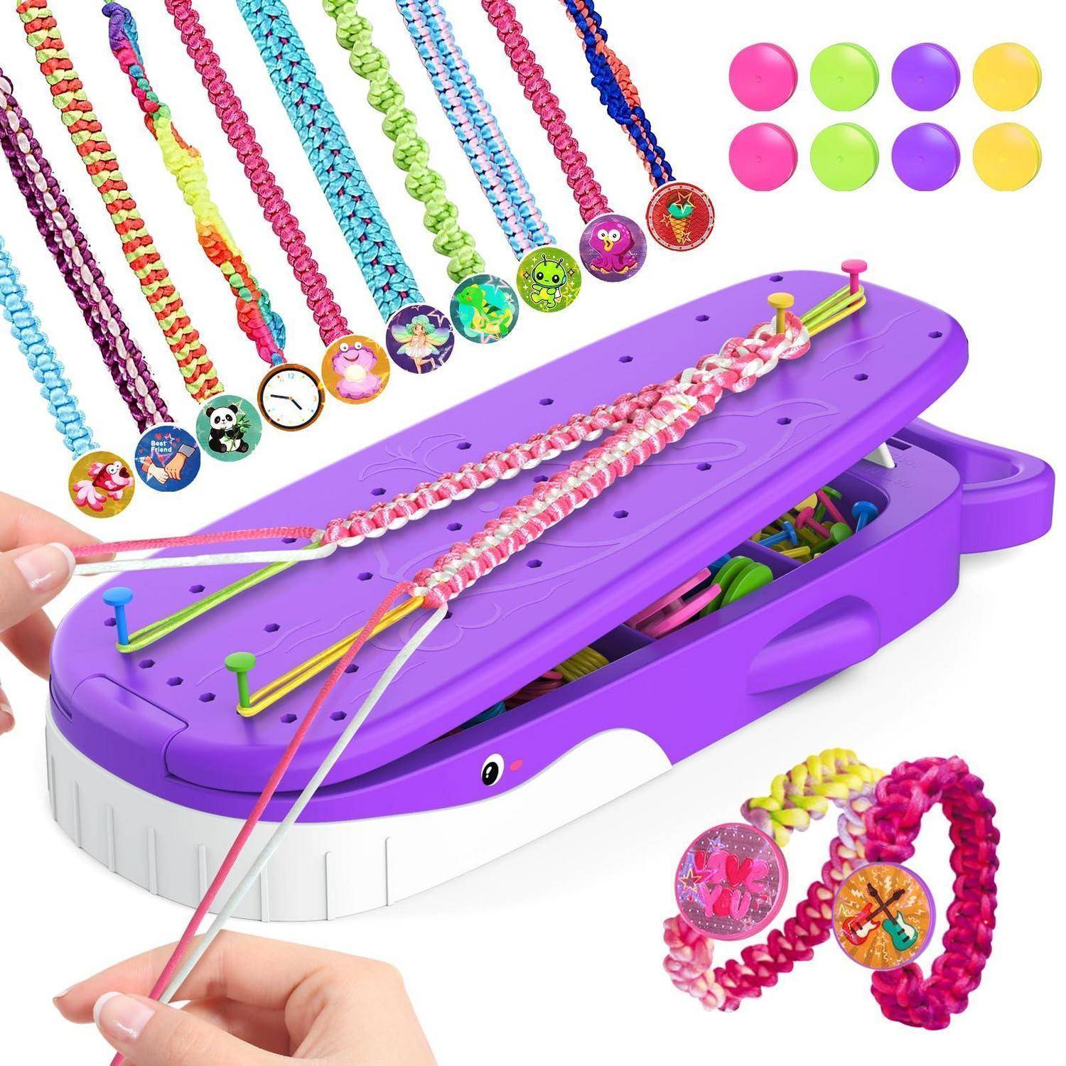 Violettes Webgerät zur Herstellung farbenfroher geflochtener Freundschaftsbänder mit Perlen und Charm-Verzierungen; Beispiele fertiger Armbänder sind ringsum zu sehen.