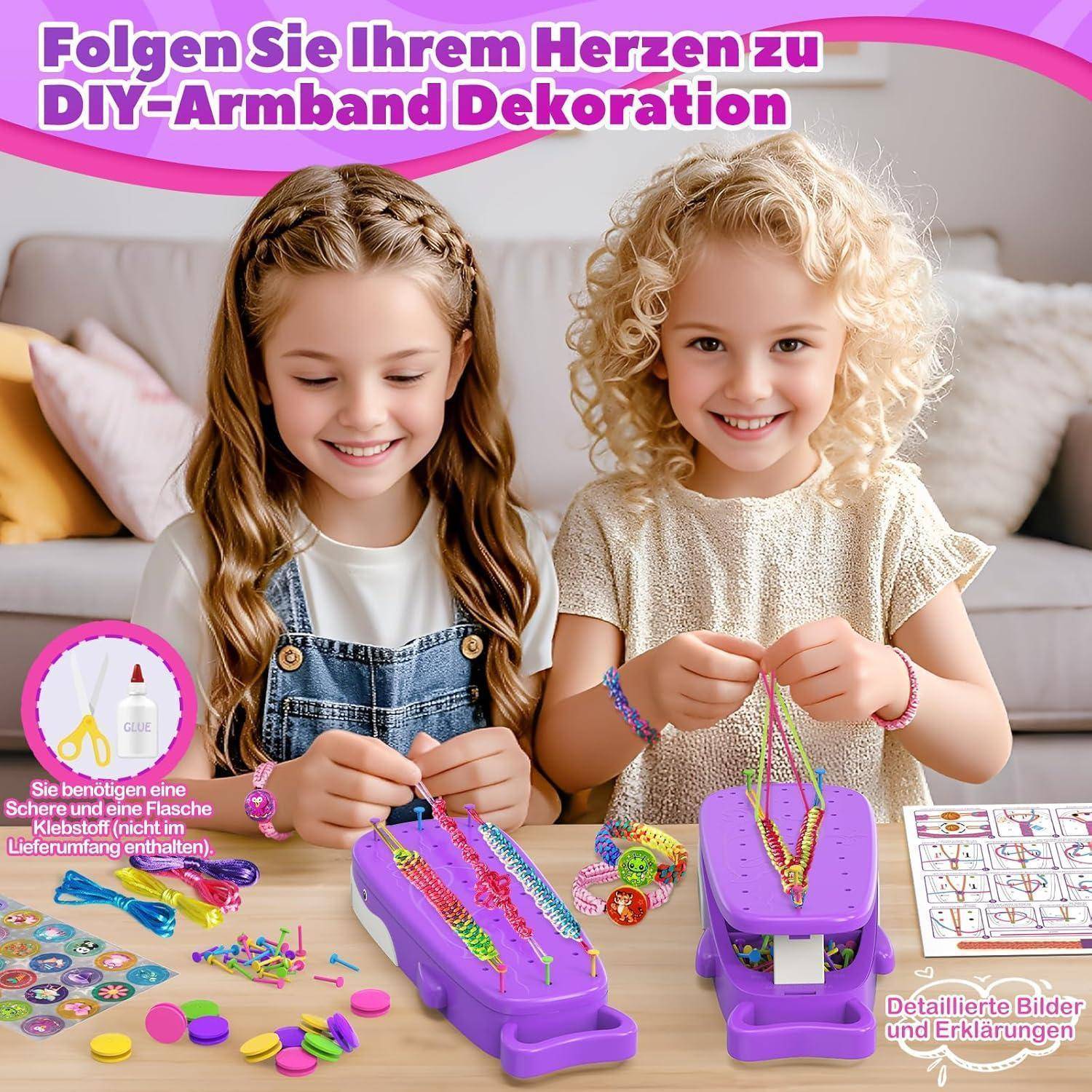 Zwei lächelnde Mädchen fertigen DIY-Perlenarmbänder an einem Basteltisch mit einem violetten Webstuhl an, mit deutschem Text, der einfache Armbandverzierung bewirbt und enthaltene Anweisungen.