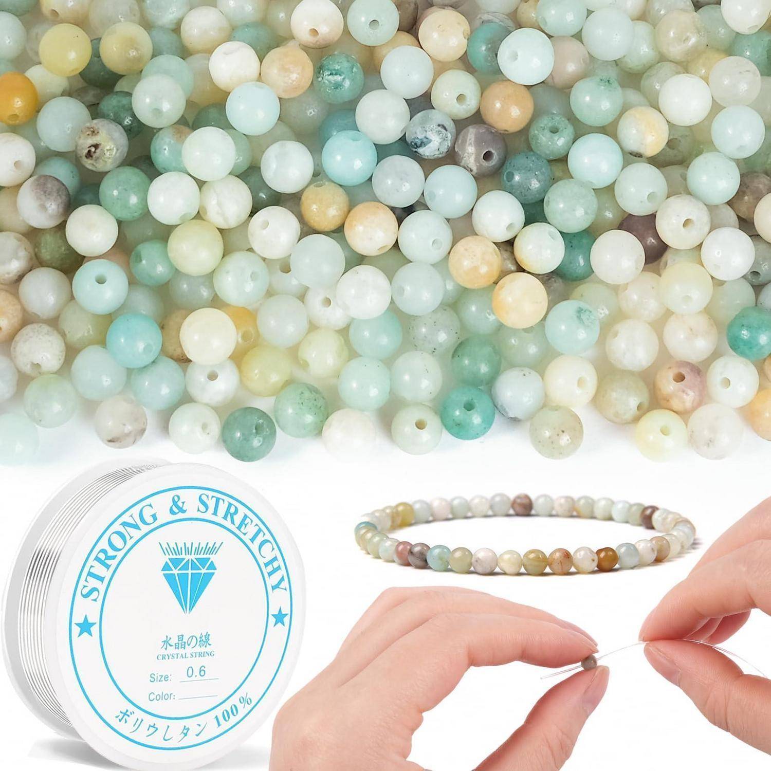 Bunte Pastellperlen und eine Hand, die eine Kristallperlenarmband neben einer Spule mit der Aufschrift „STARK & DEHNBAR