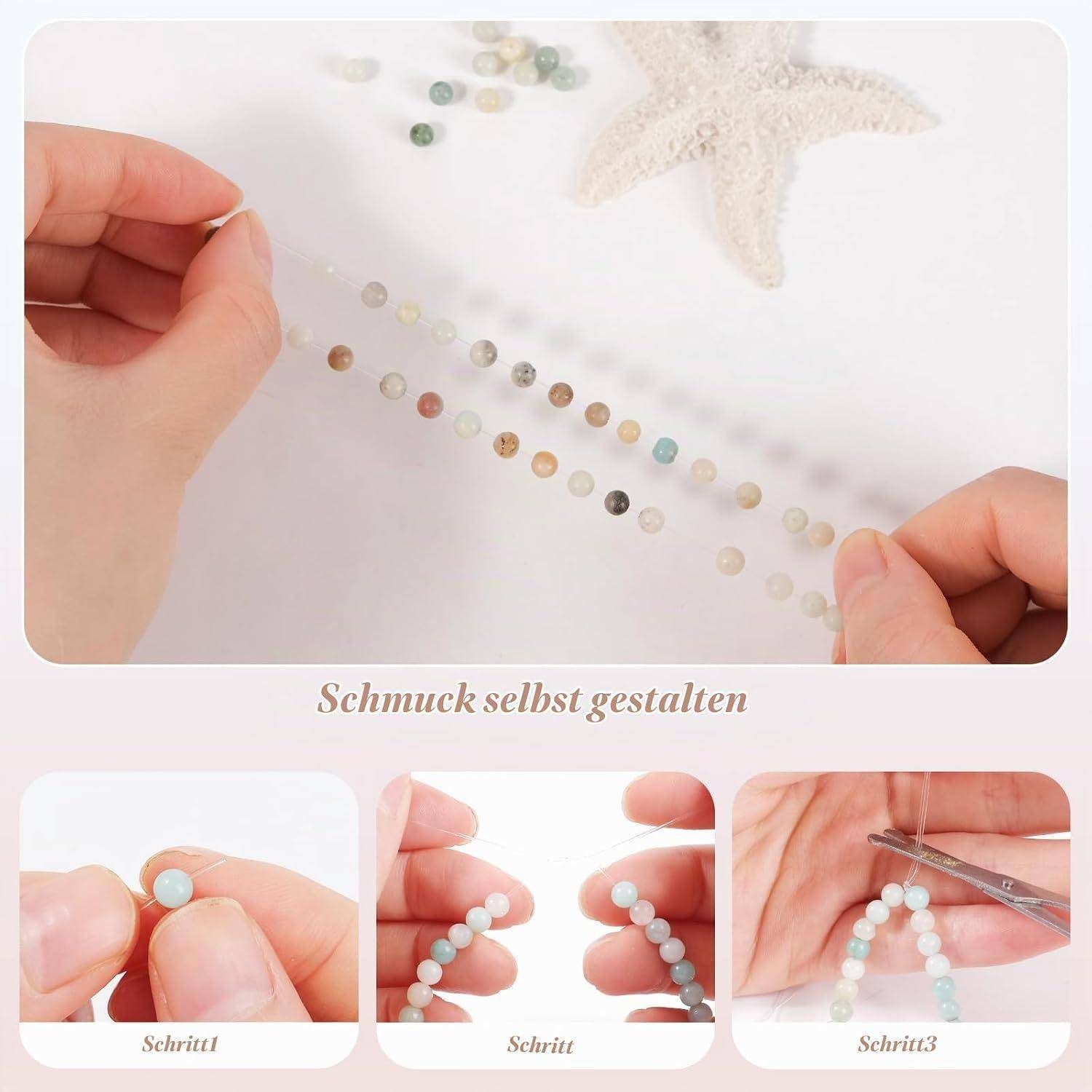 Hände fädeln kleine Perlen auf ein Armband; eingefügte Panels zeigen schrittweise DIY-Schmuckherstellung mit den Beschriftungen „Schritt1", „Schritt"" und „Schritt3"".