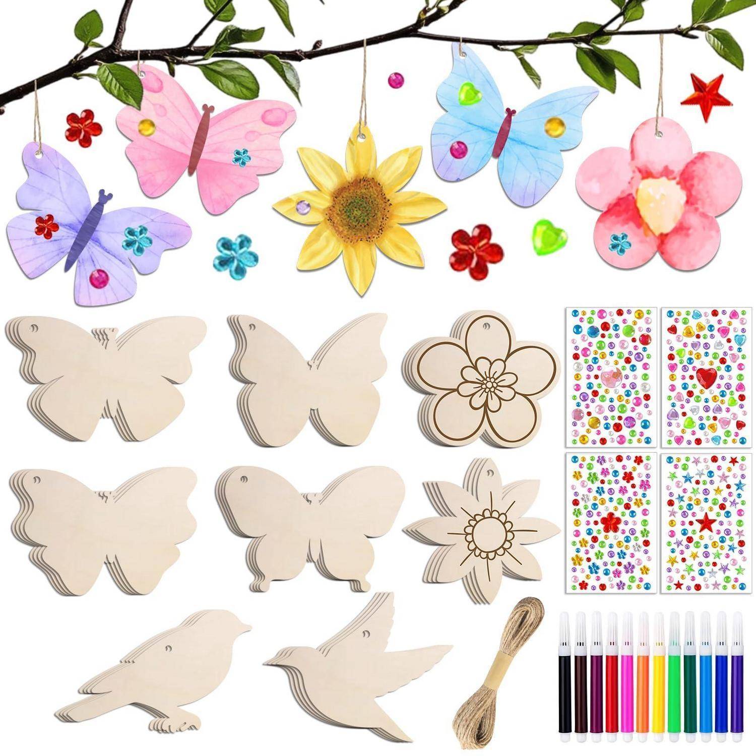Verschiedene Papierhandwerk-Dekorationen: hängende Schmetterlinge, Blumen- und Sternenornamente, unbemalte Holzformen, gemusterte Papiere und farbige Marker.